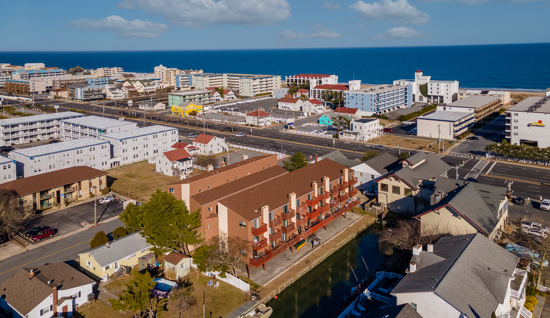 Walking distance to a number of stores & restuarants!