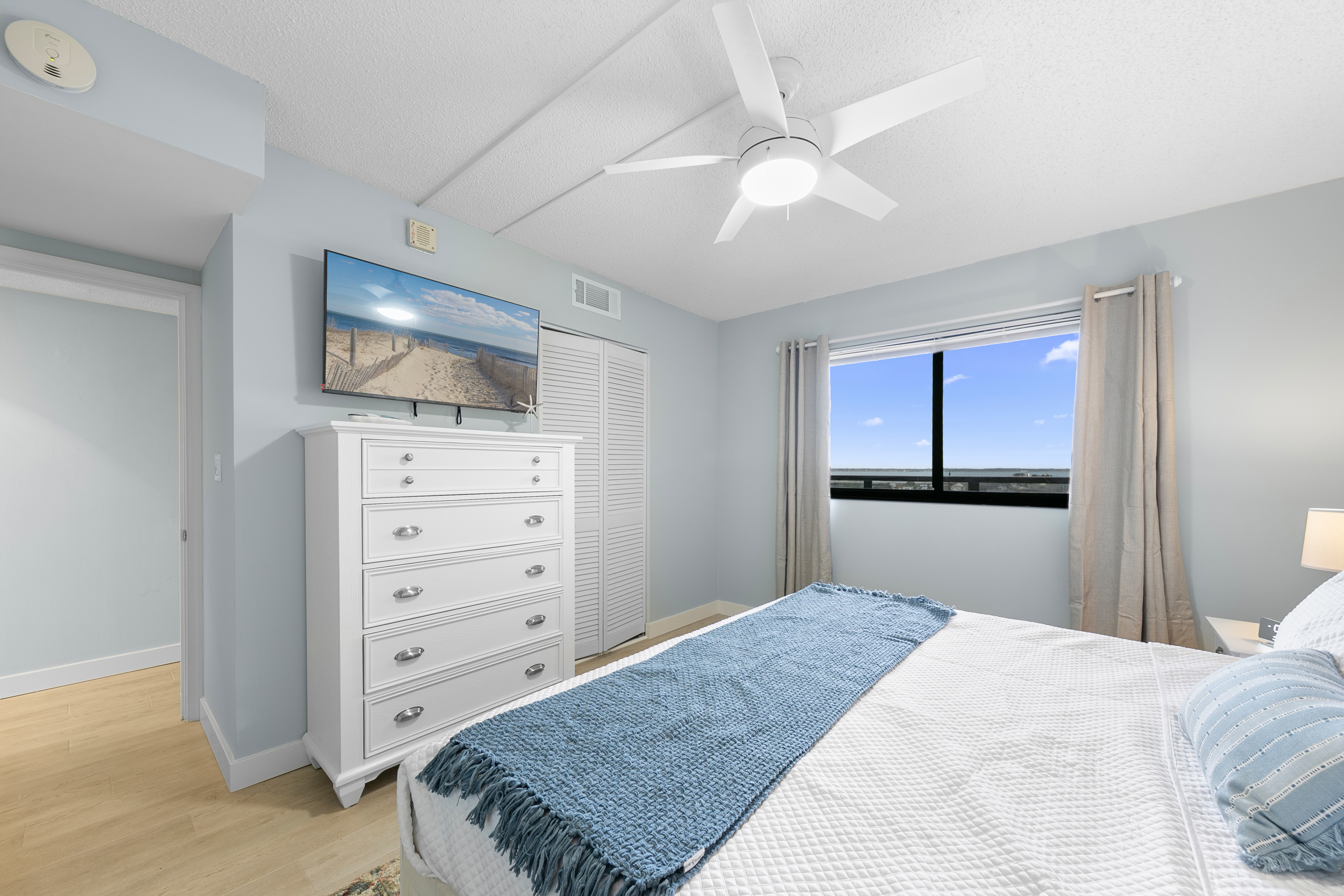 Sink in and enjoy the beautiful views or watch a movie on the Flat Screen TV!