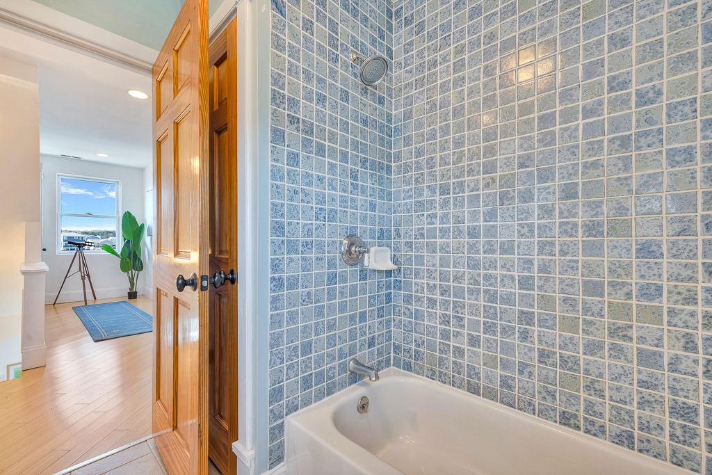 Tub/Shower Combo in Full Bath 2.