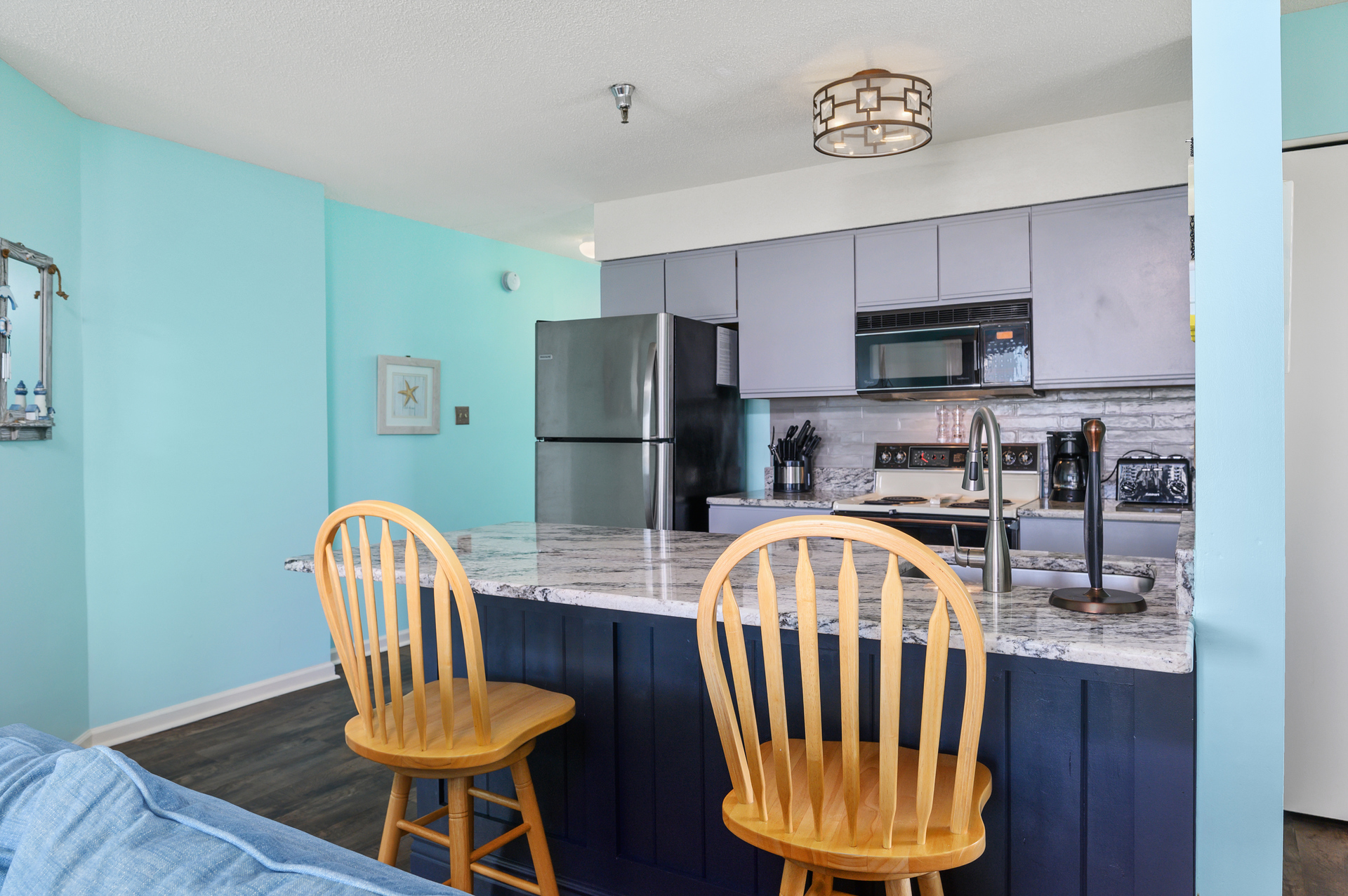 Grab a quick bite before hitting the beach at the breakfast bar.