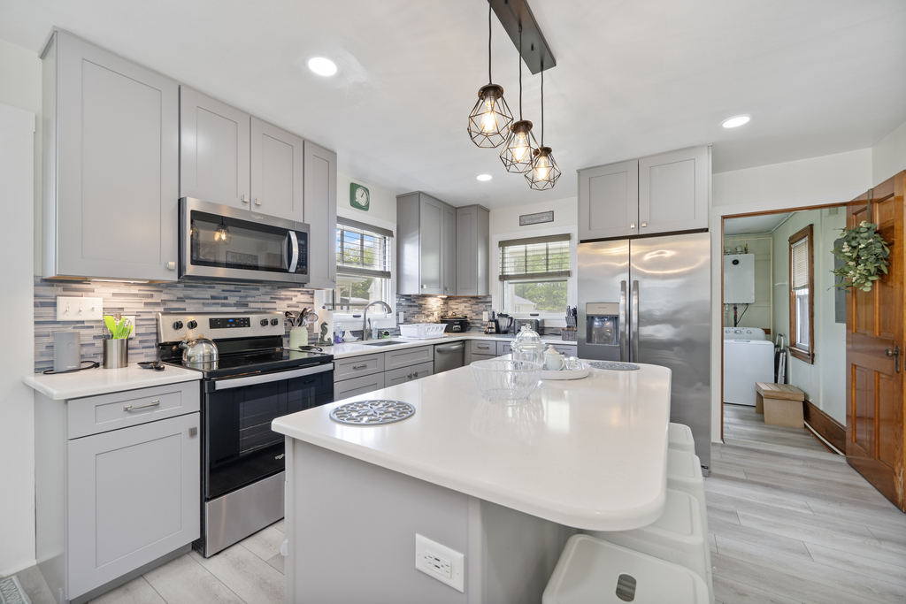 Stainless Appliances and Quartz Countertops!