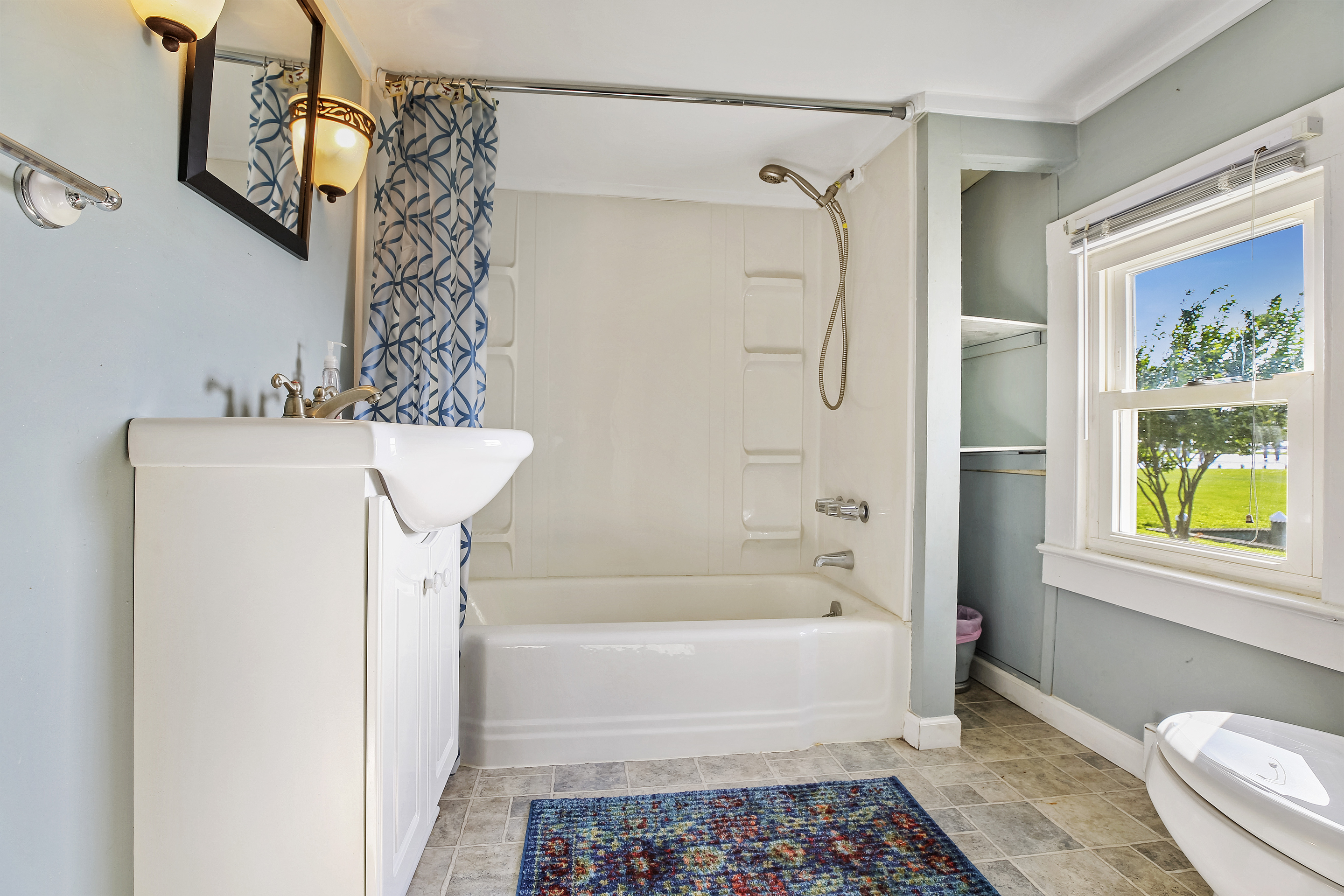 The C-Ray has 1 Full Bath with Tub/Shower Combo.