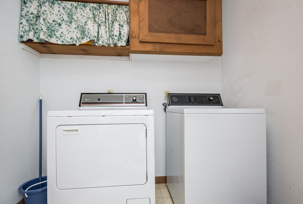 No one likes doing laundry, but you`ll love the convenience of this Full Size Washer & Dryer.