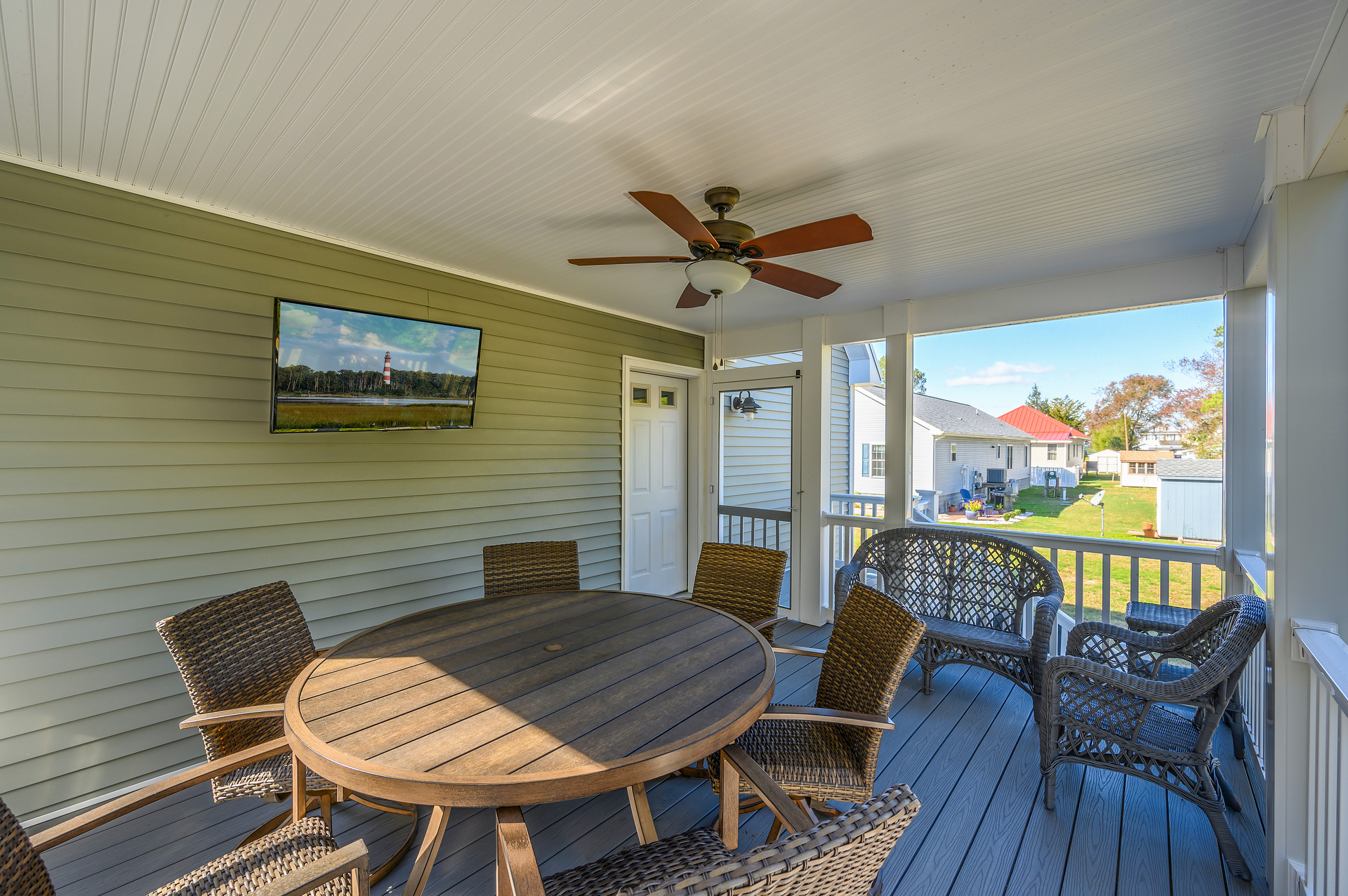 Or dine Al-Fresco on the awesome Screened Porch.