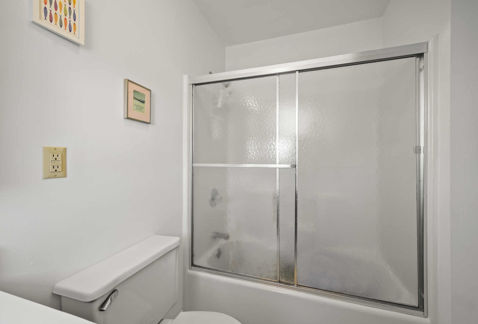 Tub/Shower Combo in upstairs Full Bath