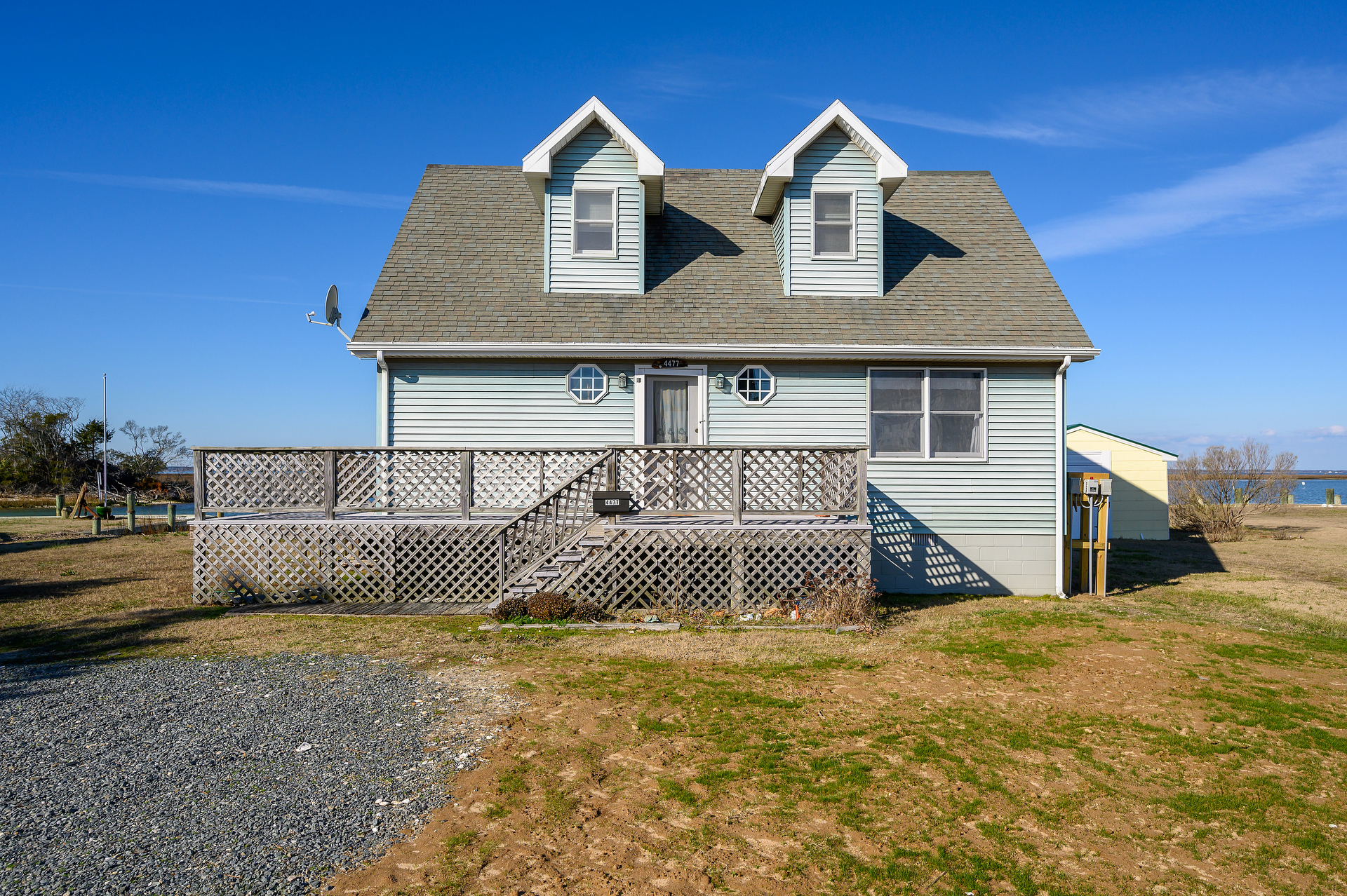 Lovely Front Deck for relaxing after a day on the Beach.