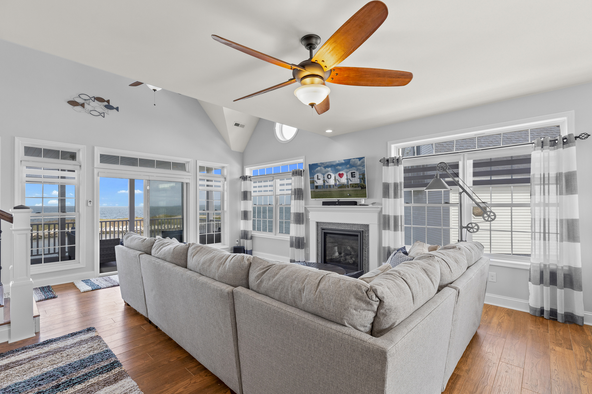 This amazing Waterfront Wonderland sleeps 8 and allows your well-behaved dog!