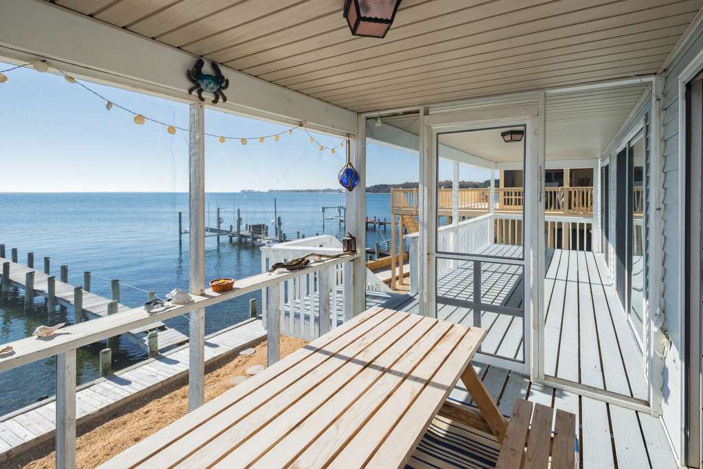 Enjoy some amazing ESVA crabs as you watch the sunset on this awesome screened porch.