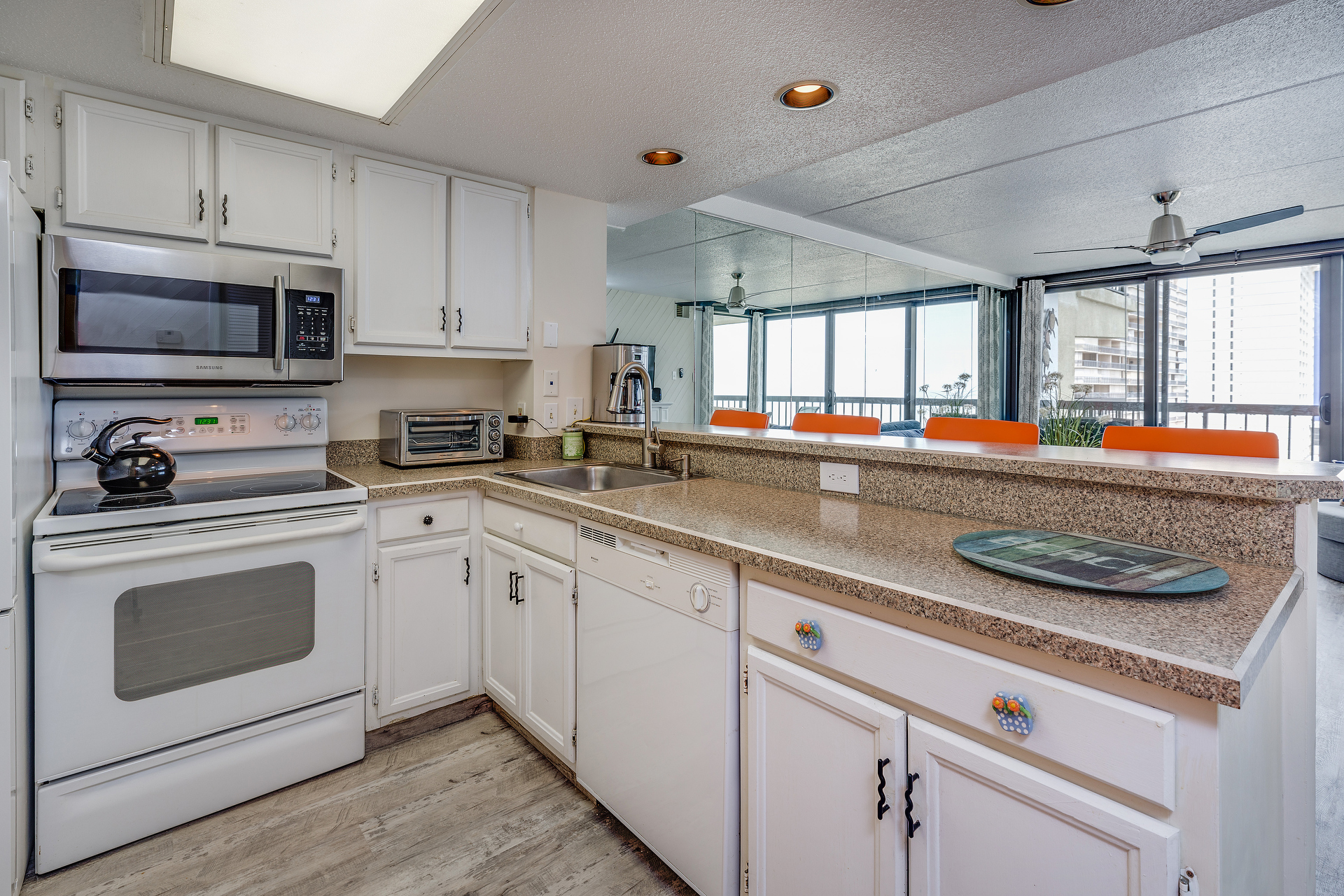 The well-stocked Kitchen has all you need to make mealtime a Bay Breeze.