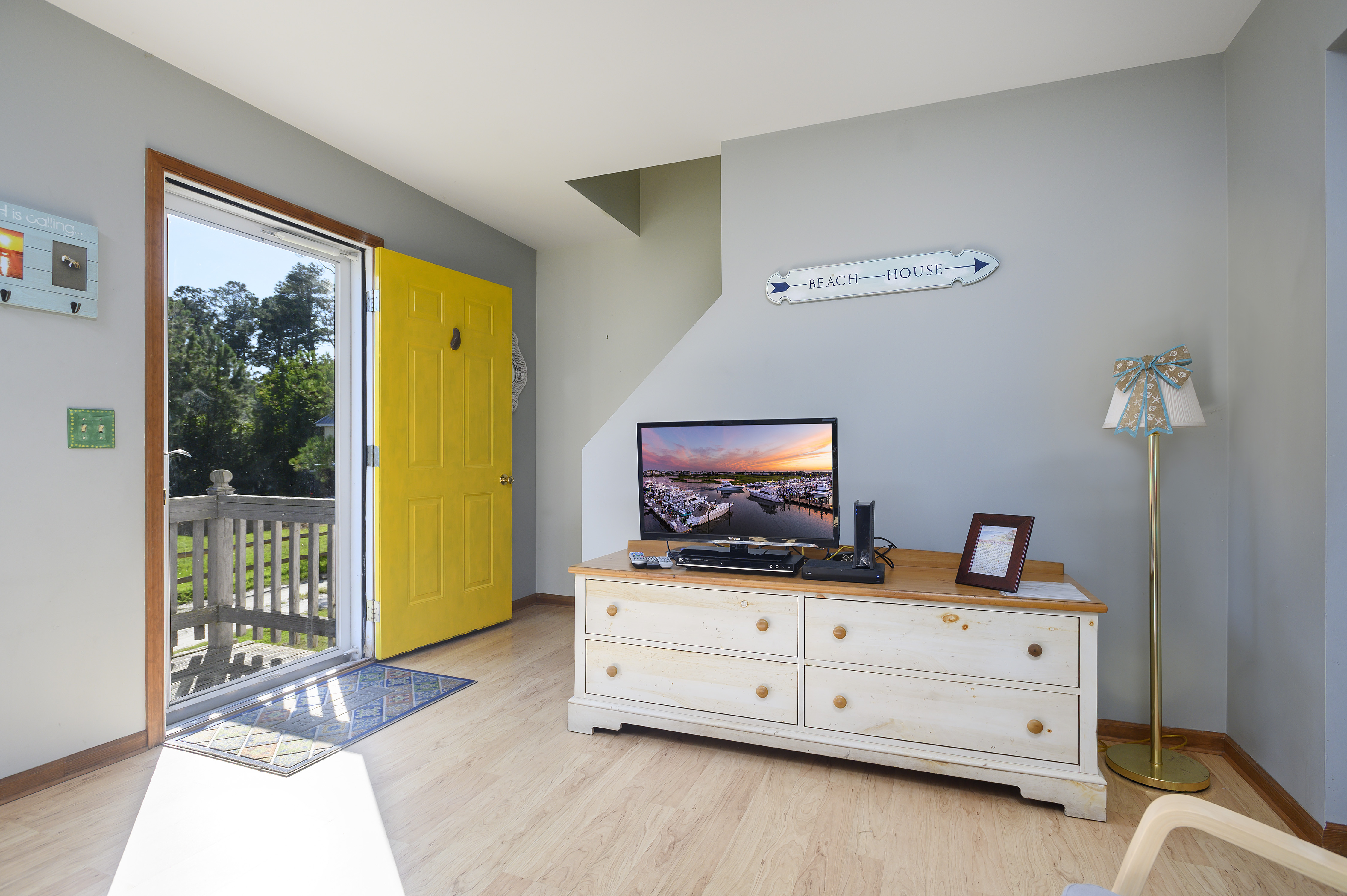 Decorated with a cute Coastal Flair, the cozy Living Area has Flat Screen Cable TV & Free WiFi.