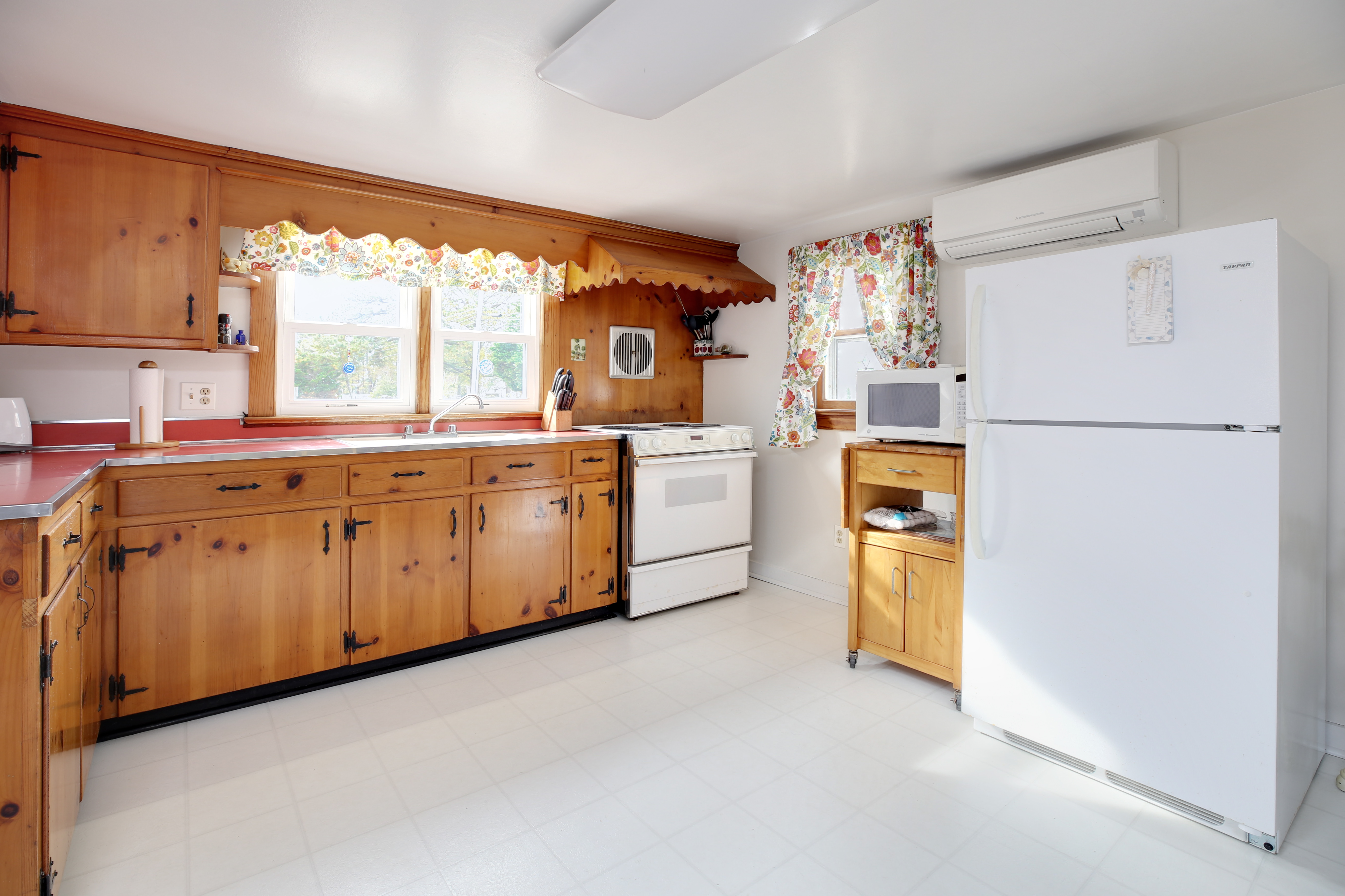 Painted Pony Cottage has a spacious Kitchen well-stocked with all you need.