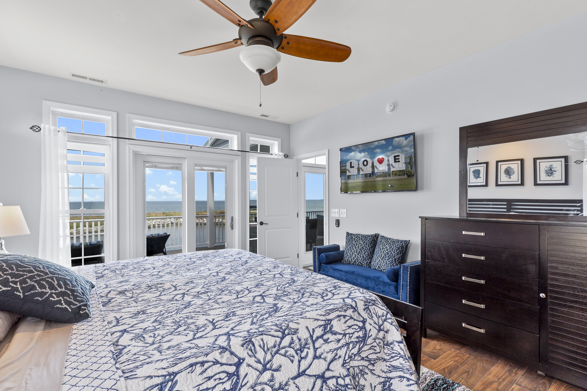 Flat Screen Cable TV and Free WiFi.