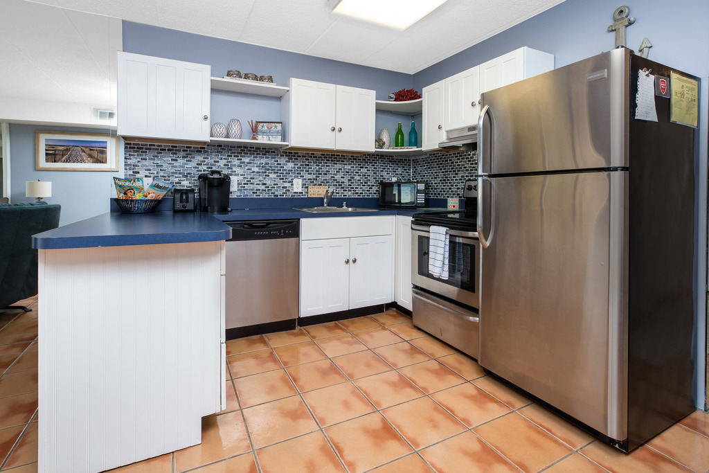 This very well-stocked kitchen has all you need to make mealtime a bay breeze.