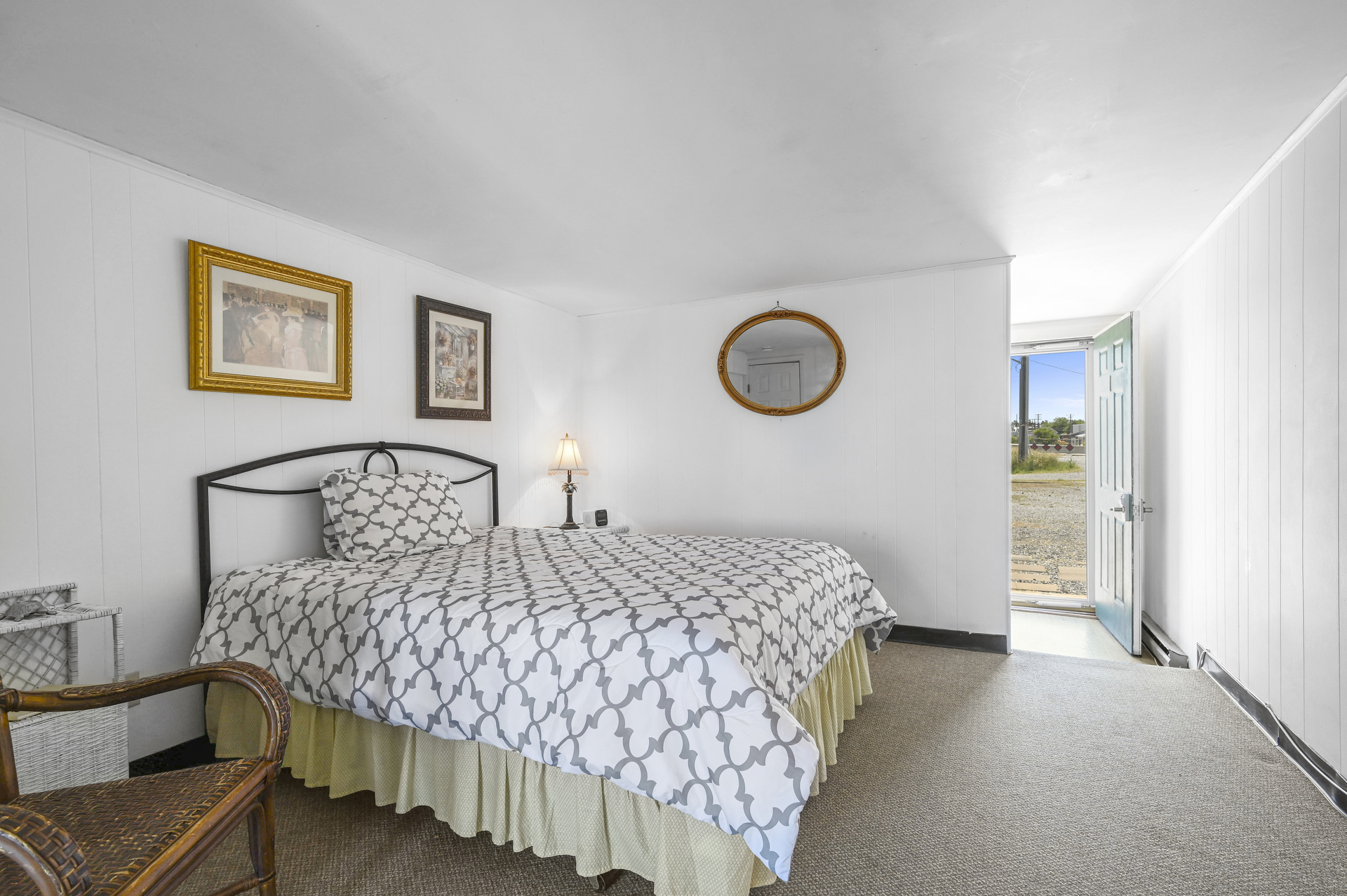 Lover`s Lane has a comfy Queen Bed, Free WiFi, and Cable TV.