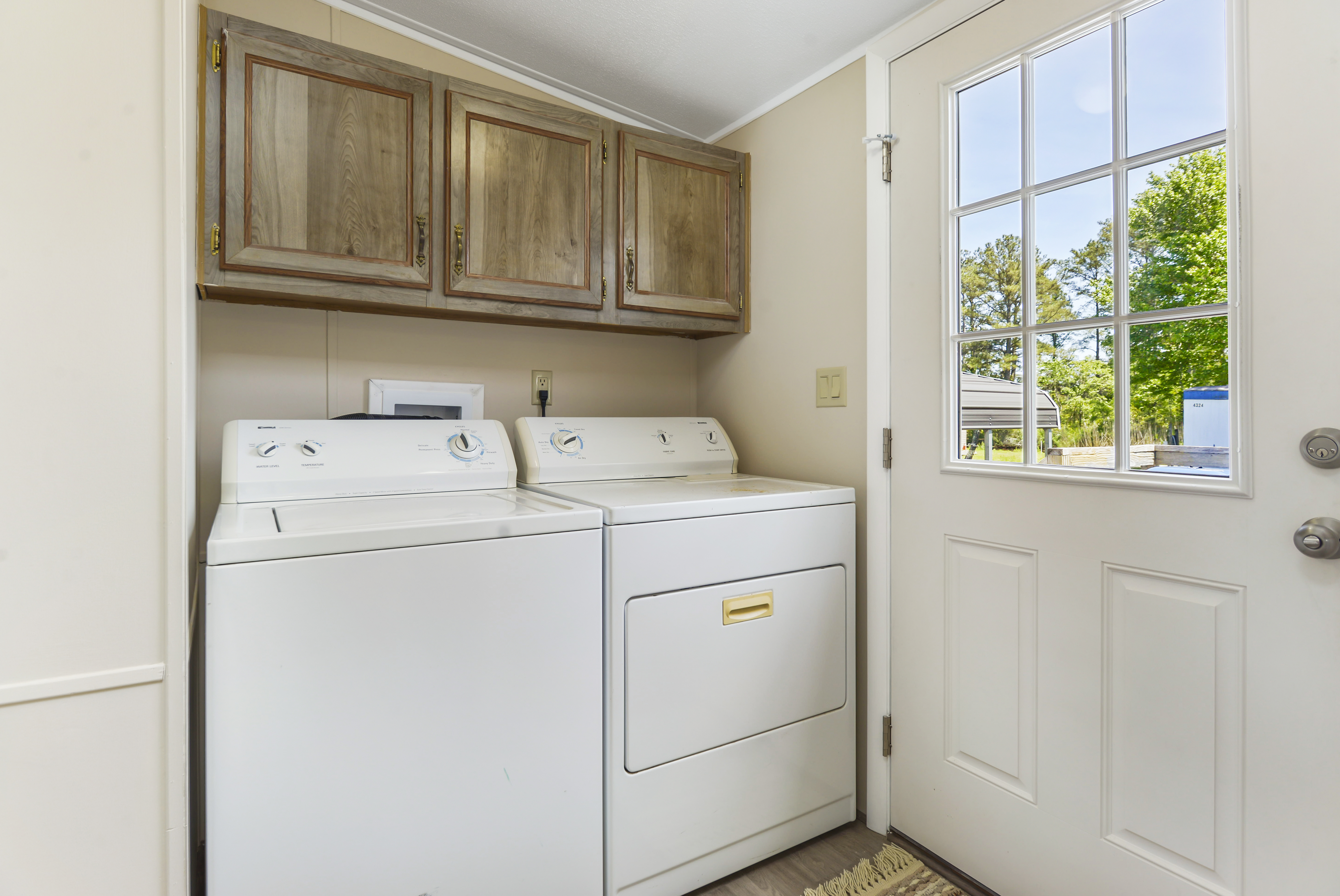 No one likes doing Laundry, but you`ll sure appreciate the convenient Full Size Washer & Dryer.