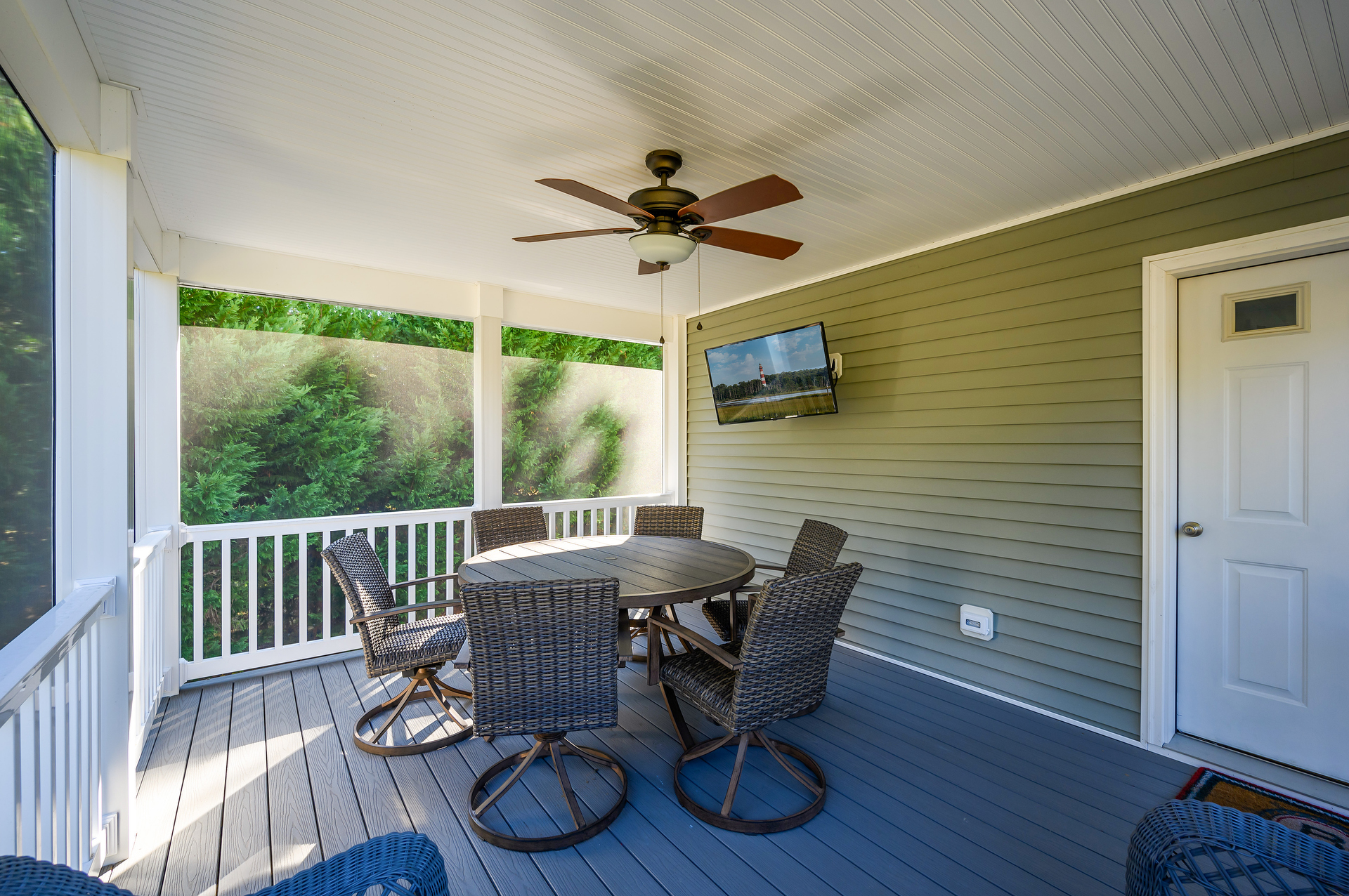 Fabulous Screened Porch with Flat Screen Cable TV.......
