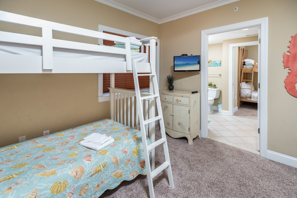Bedroom 4 with 2 sets of bunk beds.