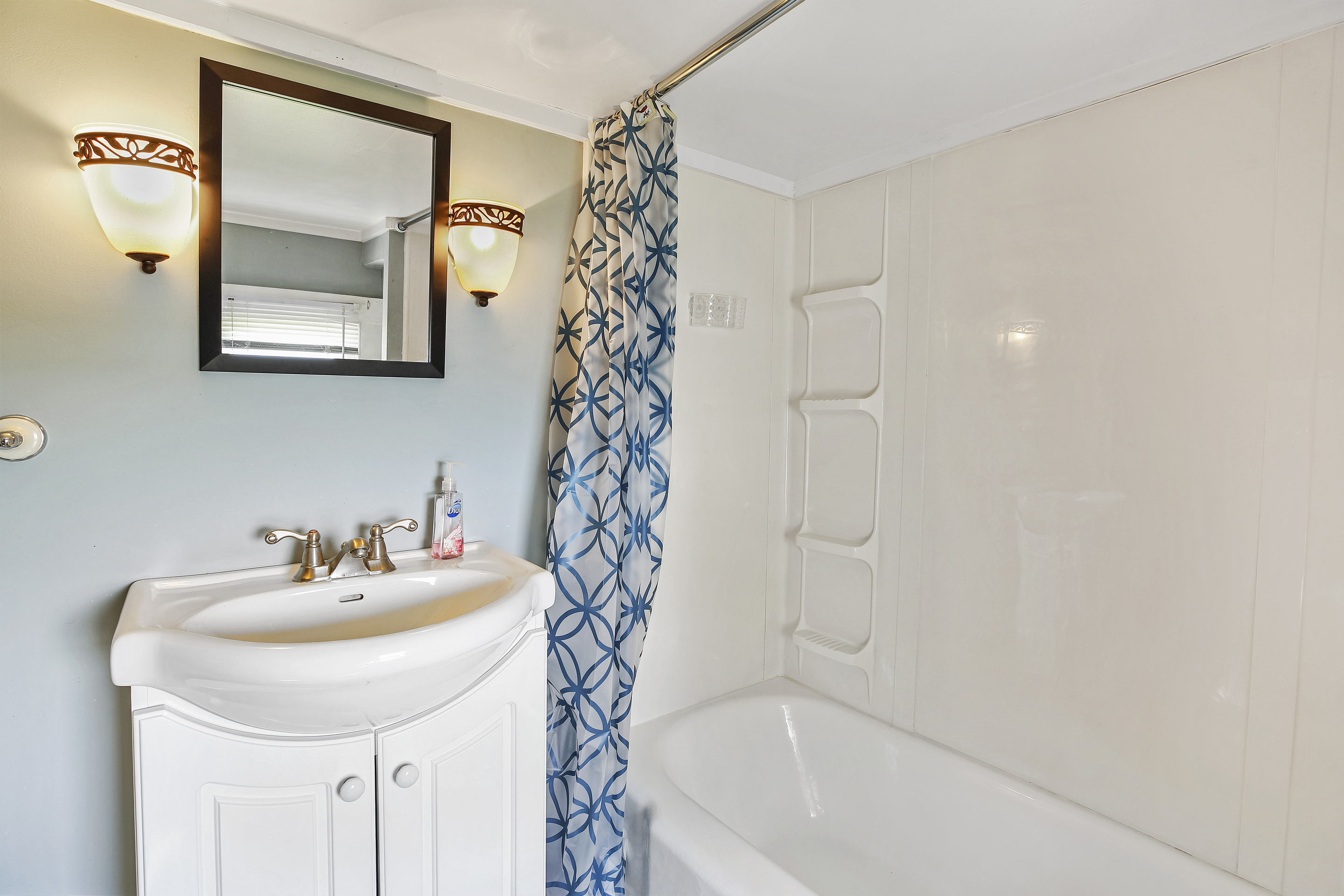 Colors of Sand & Sea throughout this lovely Cottage.