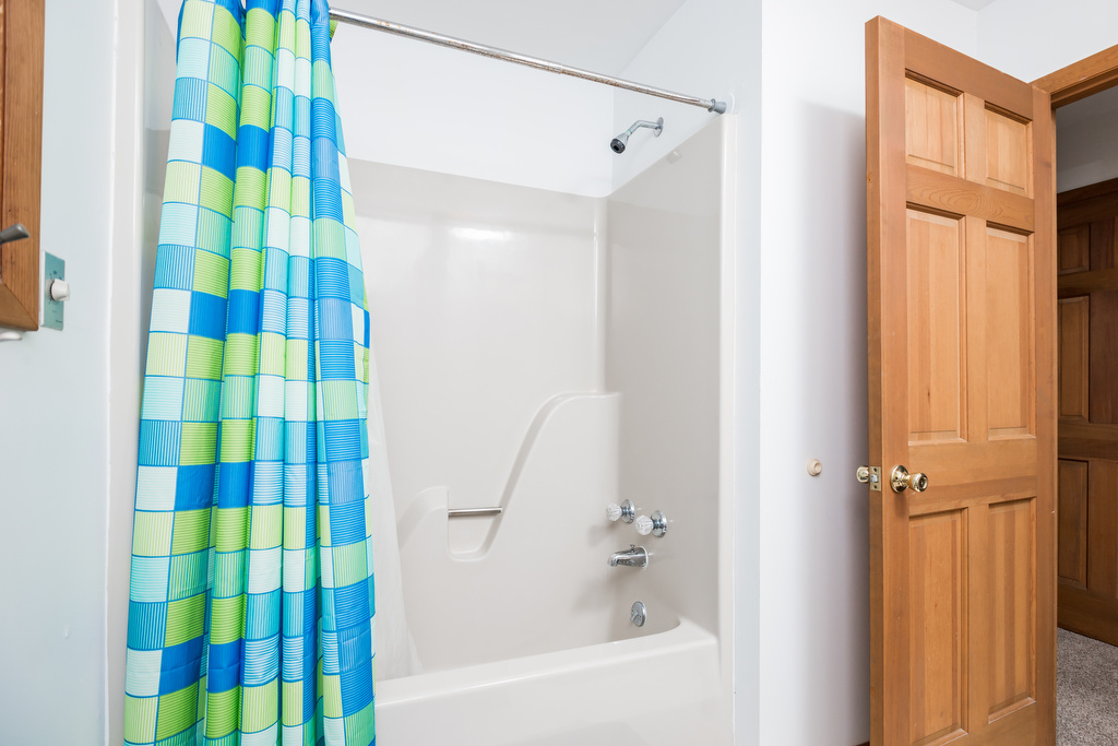 Full Bathroom has tub/shower combo and lots of space.