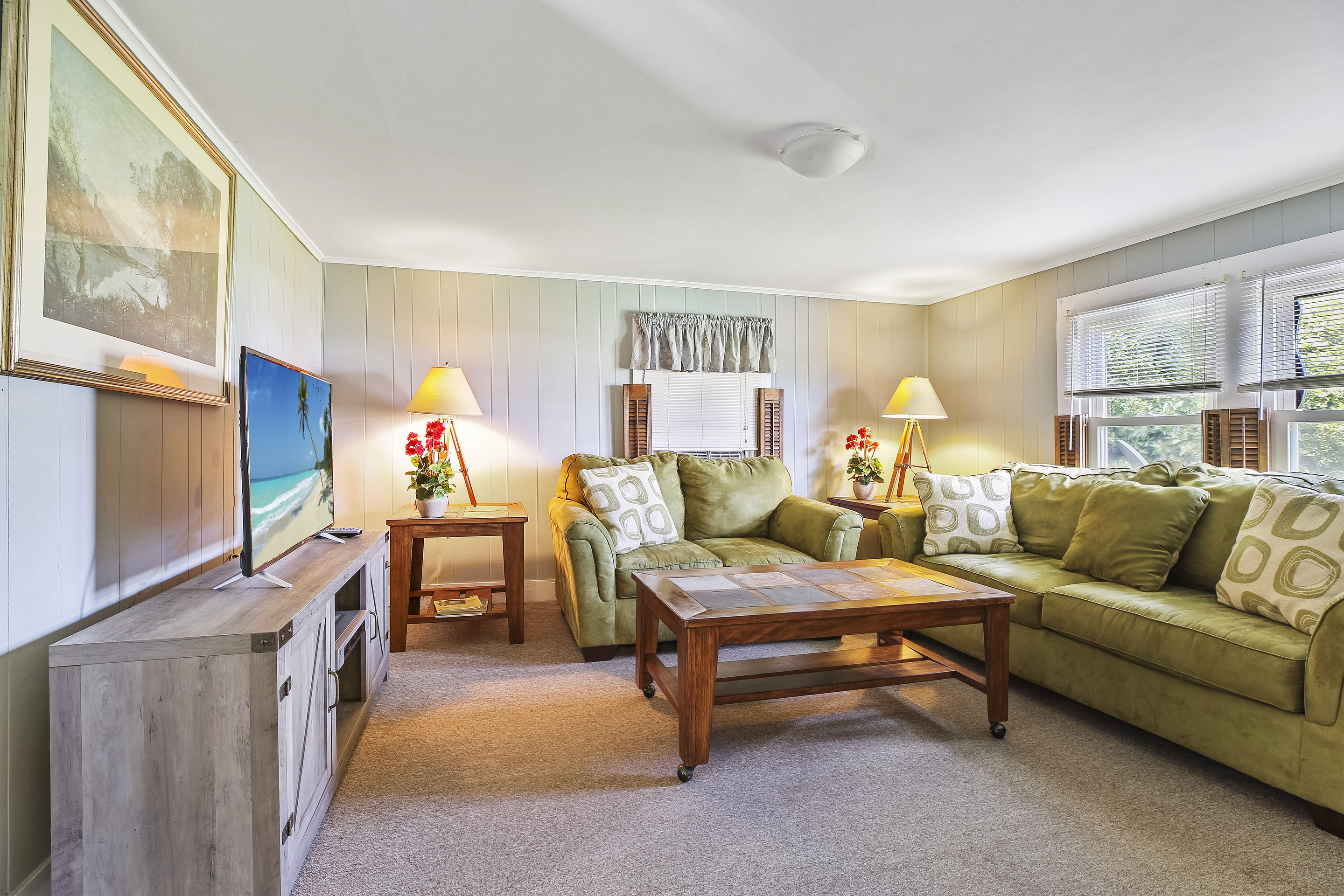 Relax in the AC & enjoy the Flat Screen Cable TV & Free WiFI.