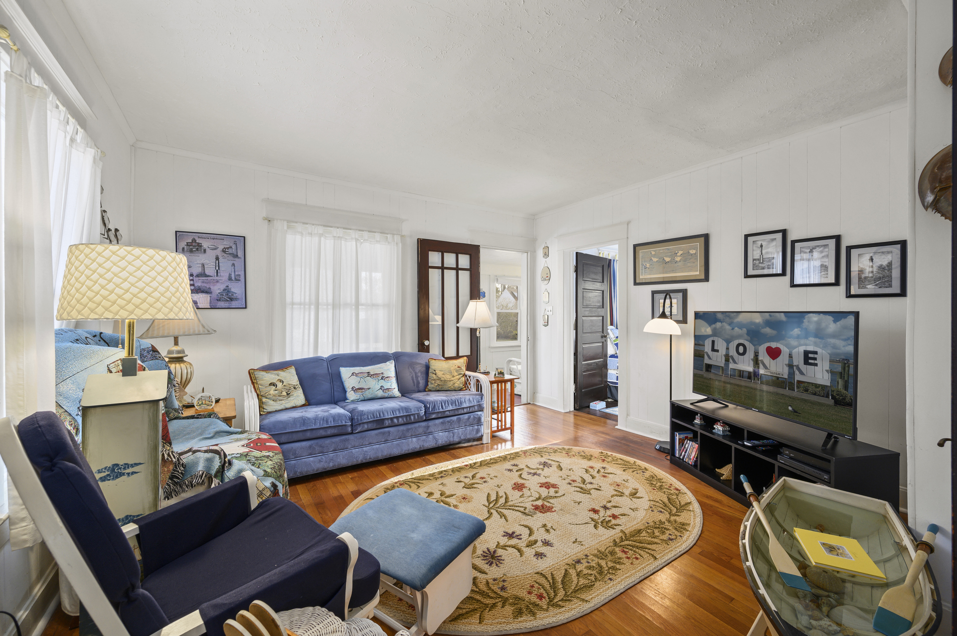 Relax and enjoy Flat Screen Cable TV & Free WiFi.