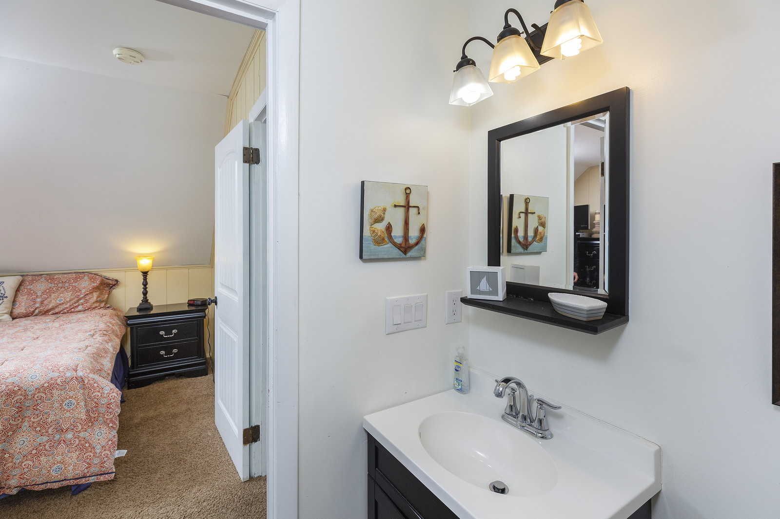 Even the Master Bath is lovingly decorated. .jpg