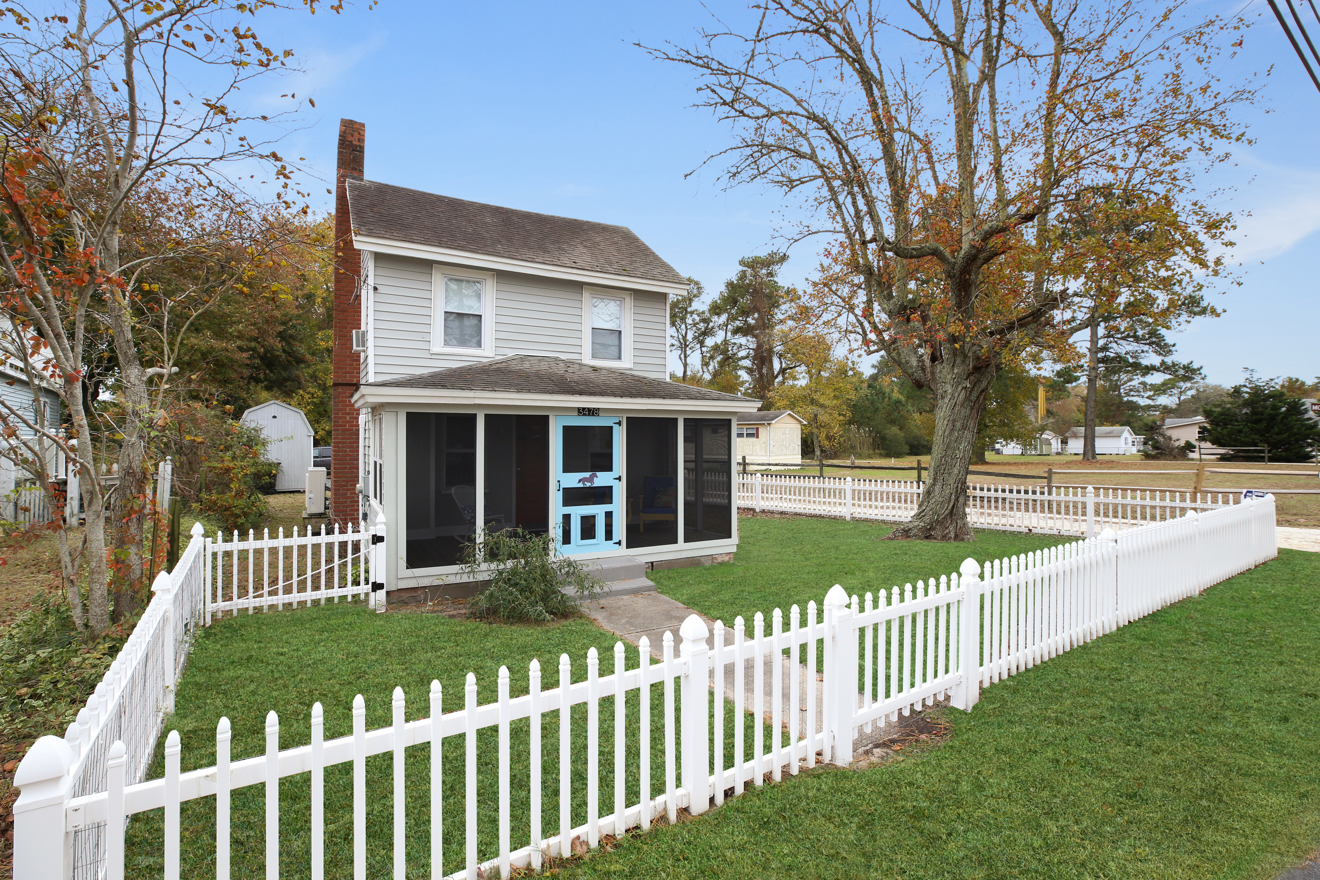In a great location on Willow Street, this adorable Cottage sleeps 6 comfortably.