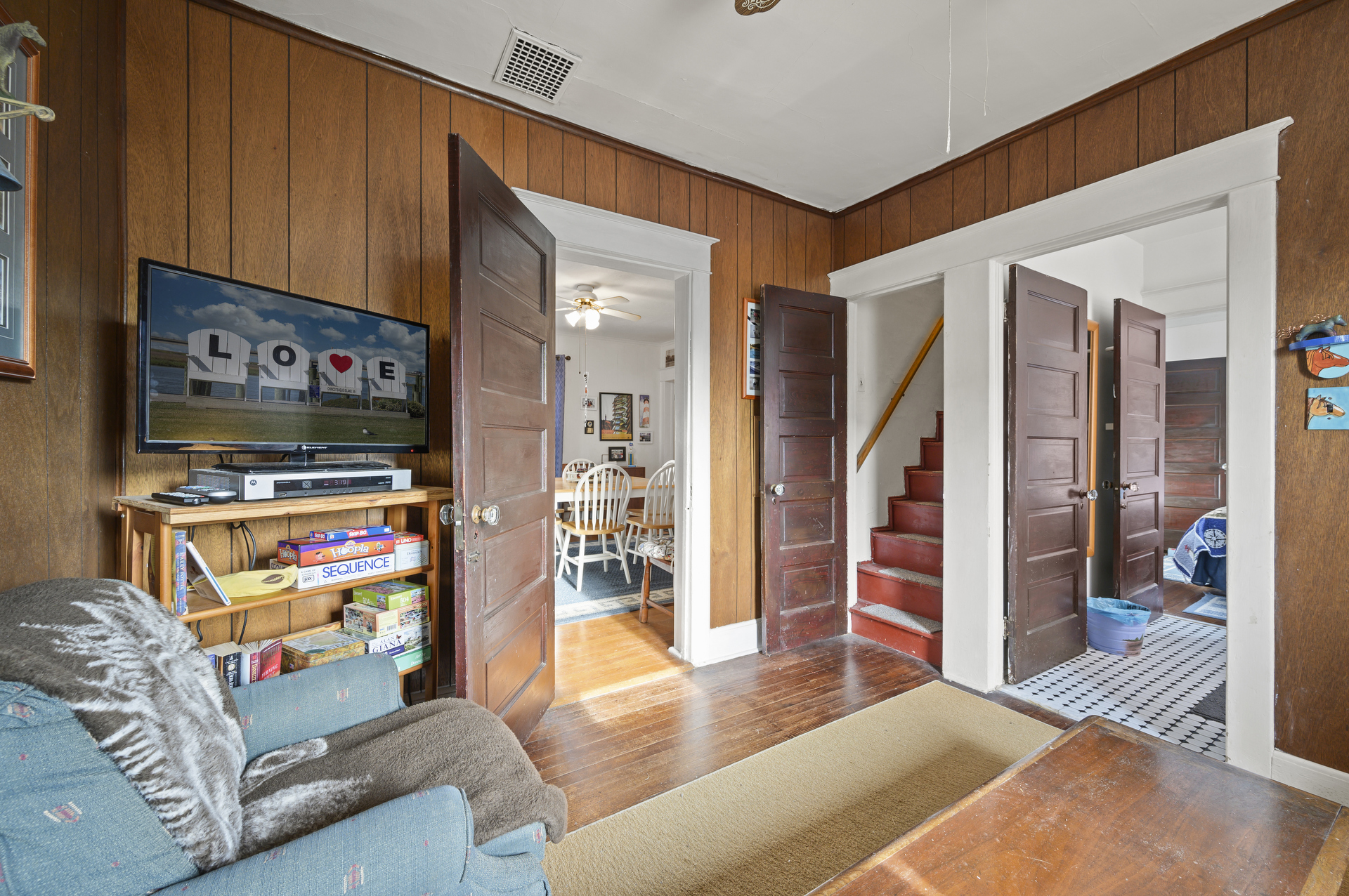 Flat Screen Cable TV is also in Den.