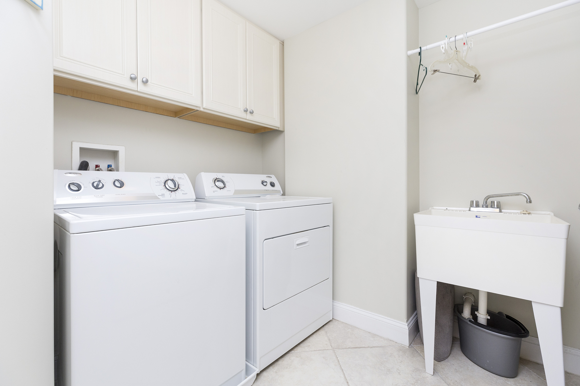 No one likes doing laundry, but the Full Size Washer & Dryer sure come in handy.