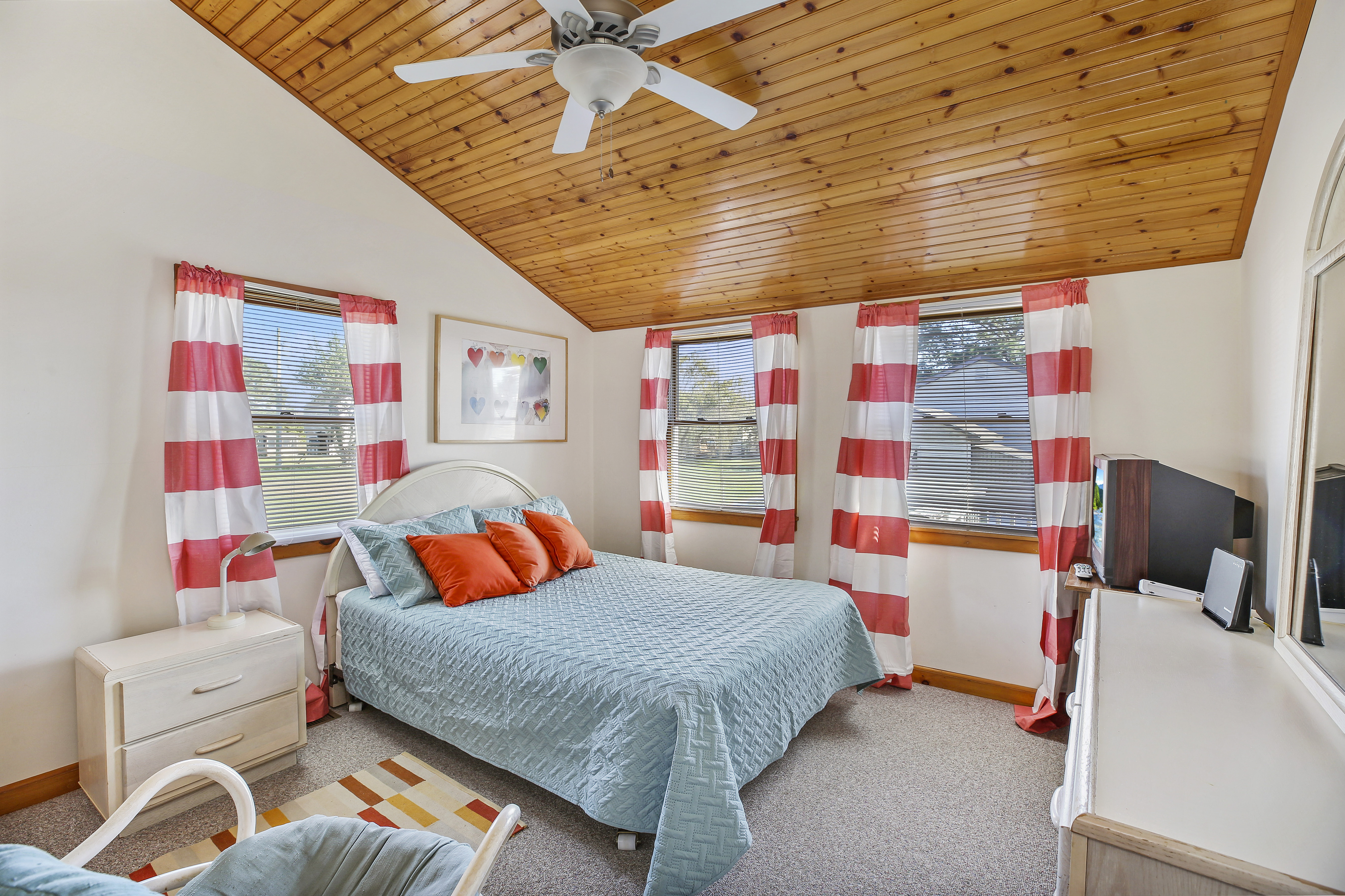 A convenient 2nd Full Bath is located near the Bedrooms & Living Area.