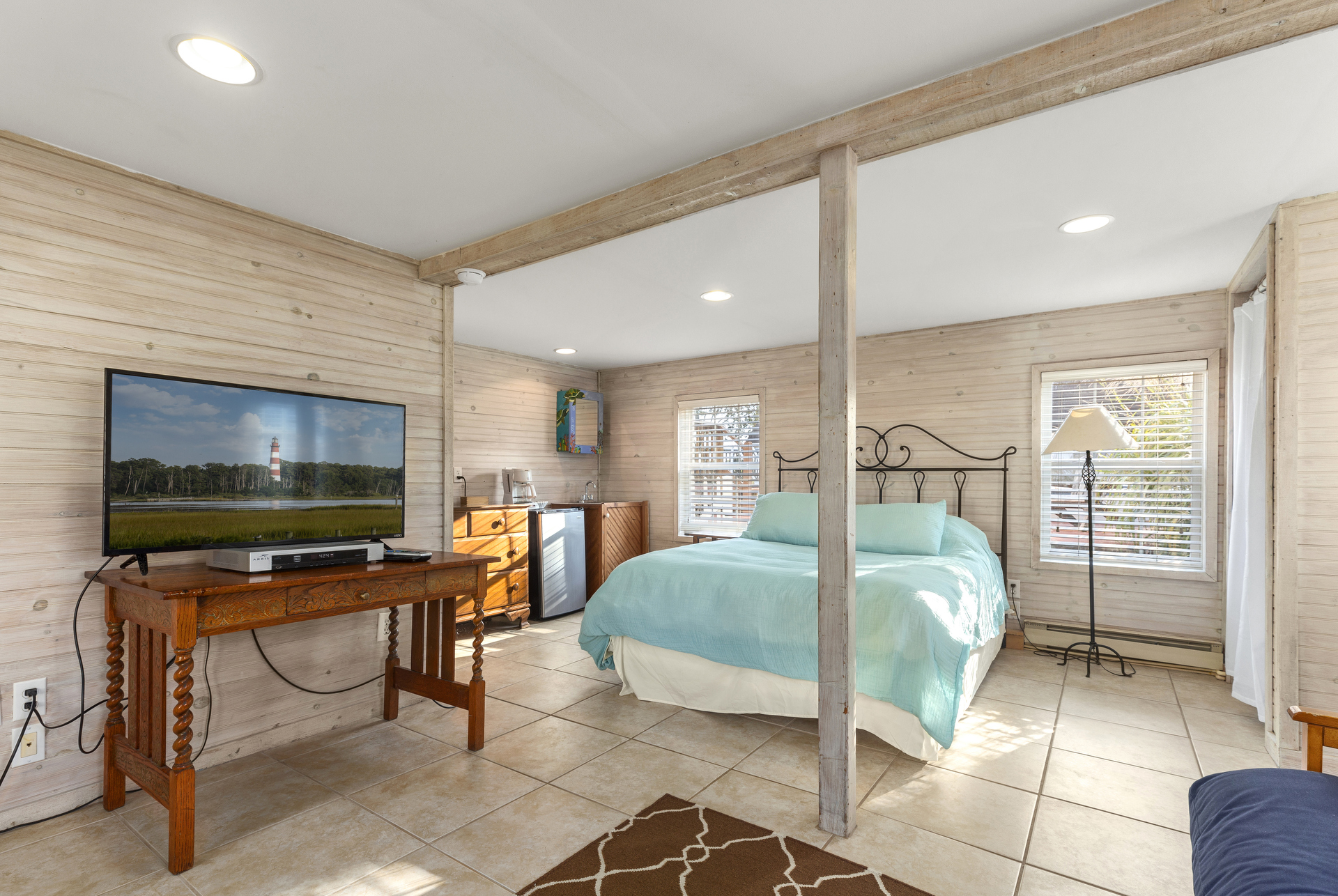 The lovely Guest House sleeps 2 & is decorated with a Distressed Beachy Flair.