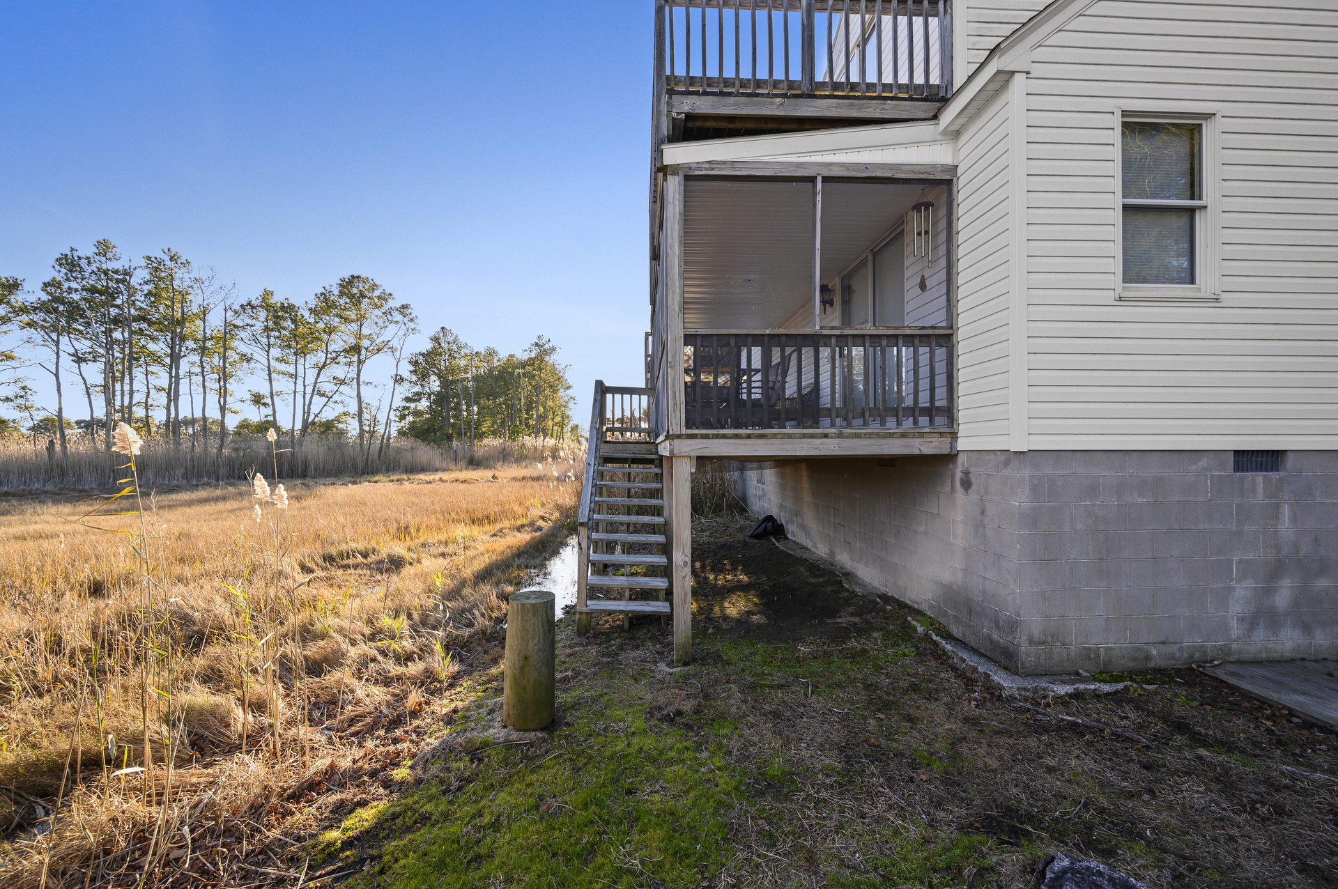Island Retreat is in a very quiet location and super close to the Beach.