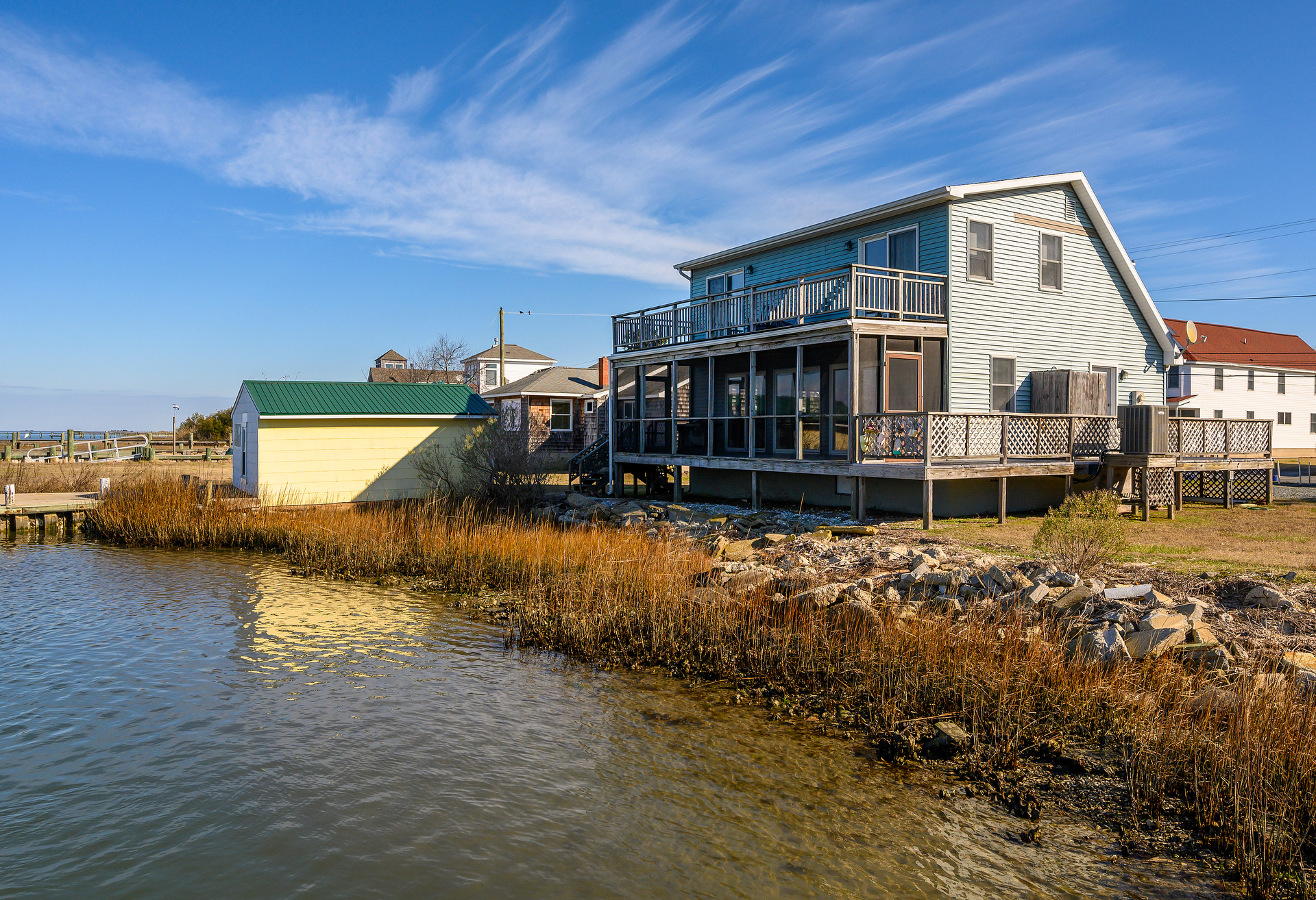 2 Levels of gorgeous Waterfront Views!