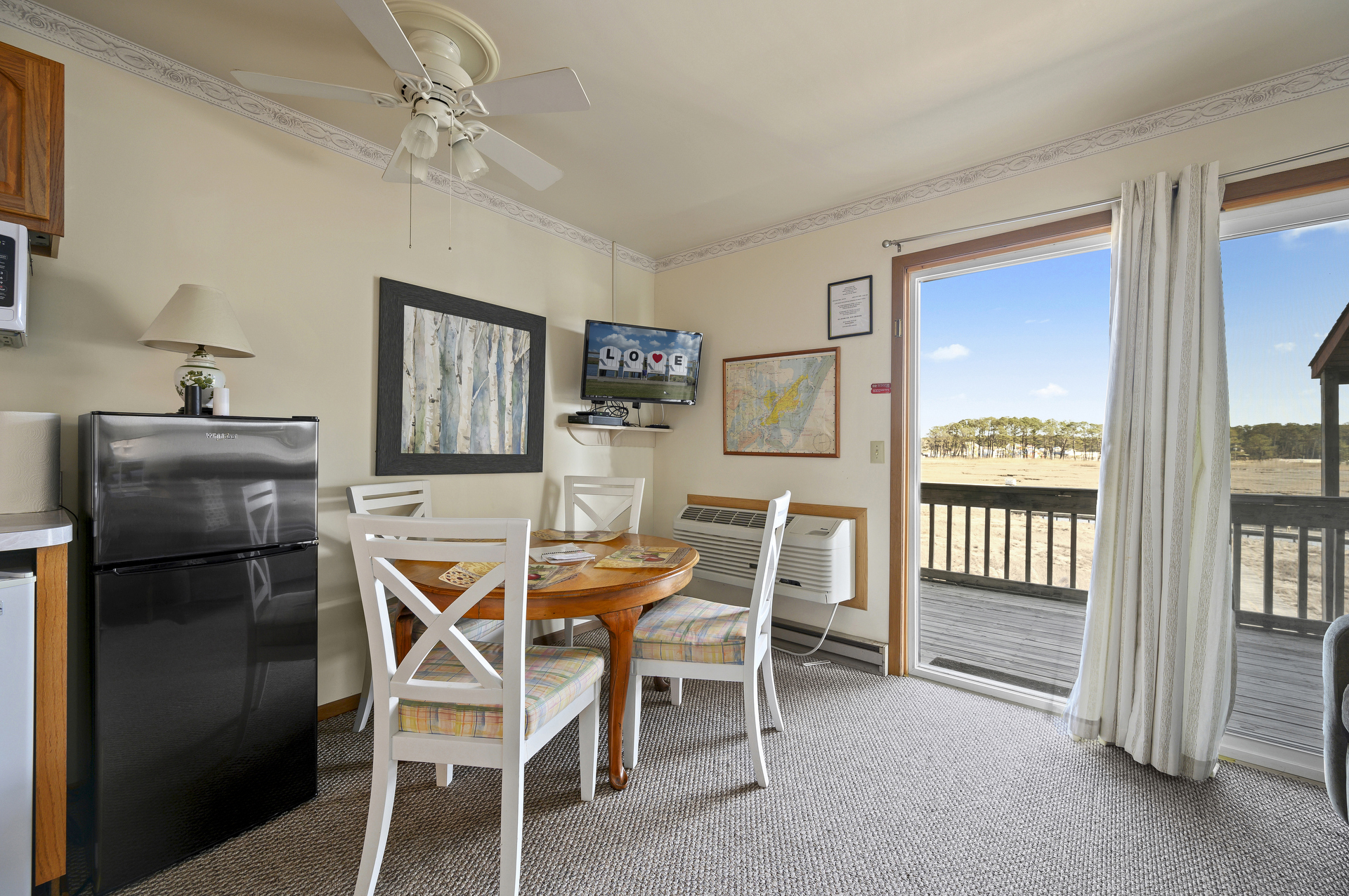 Free WiFi and Flat Screen Cable TV.