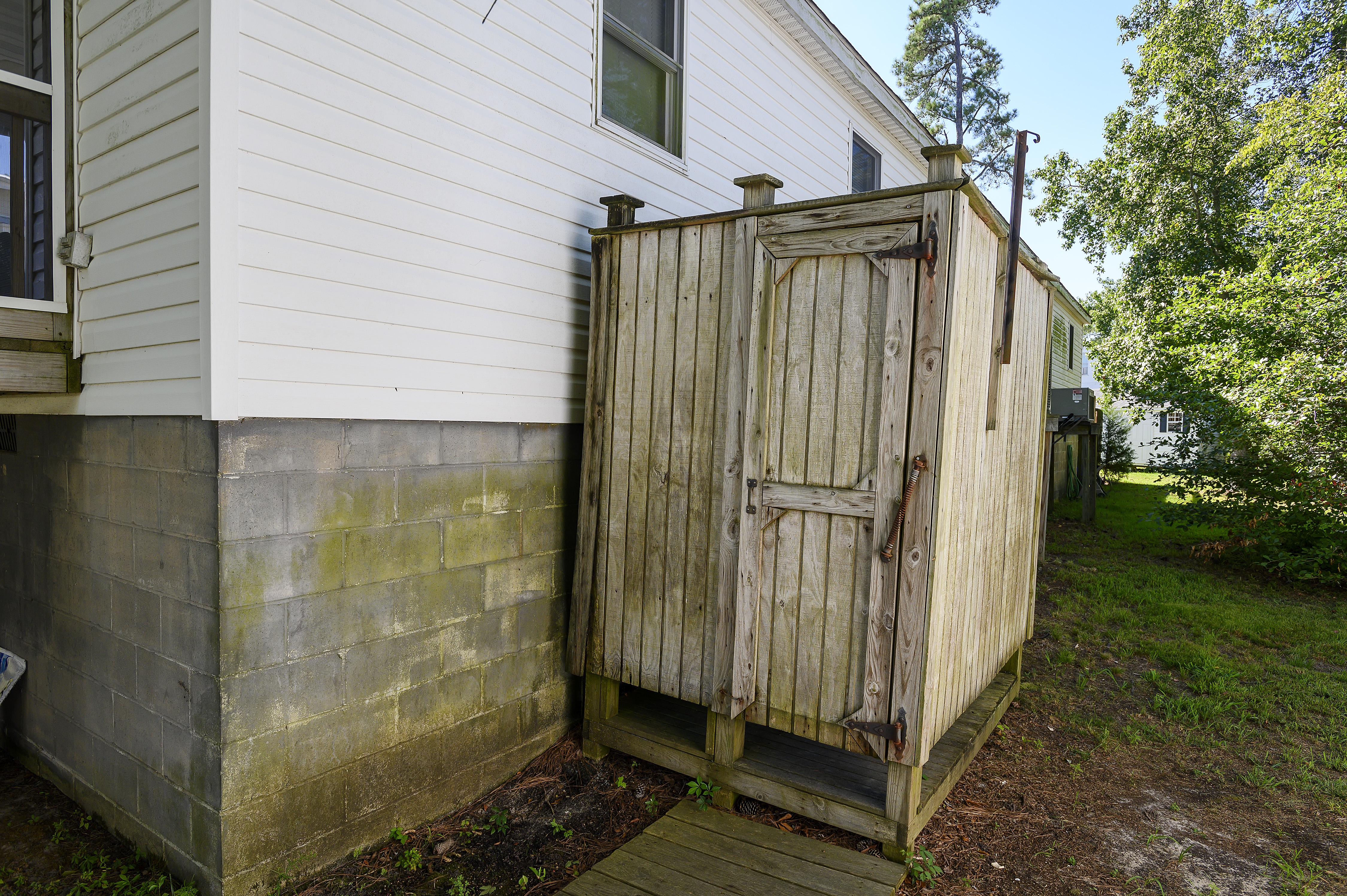 Tucked away behind George`s Retreat, very private.