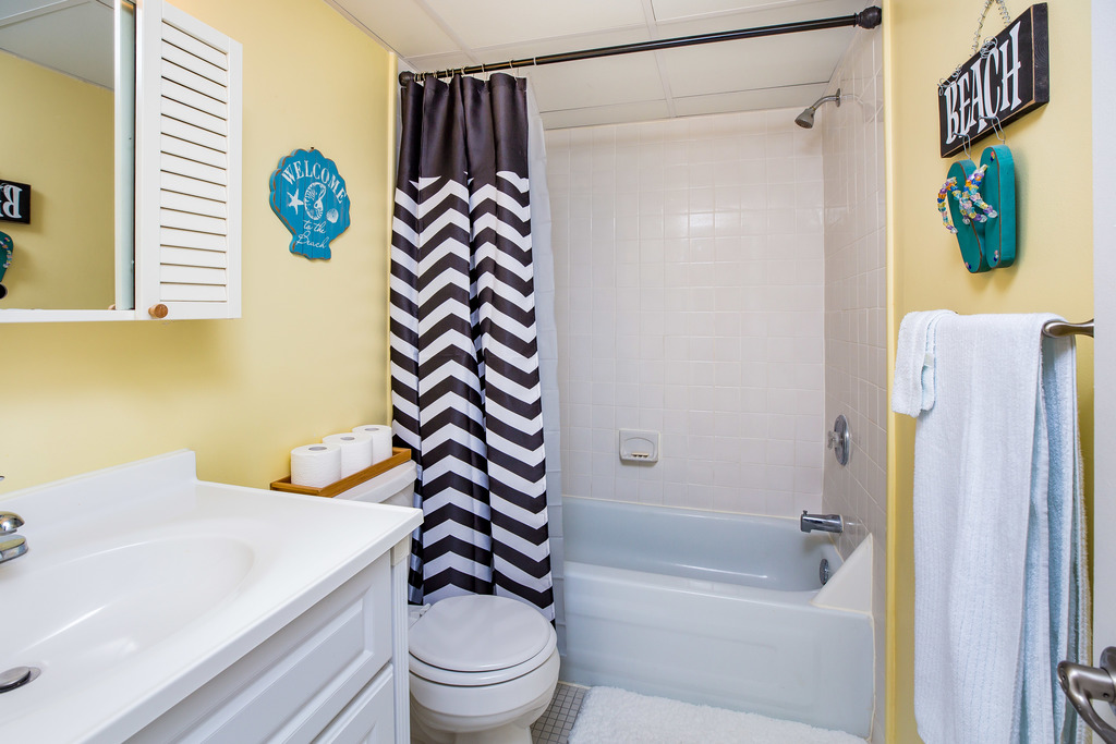 Bright & sunny Full Bathroom with Tub/Shower Combo.