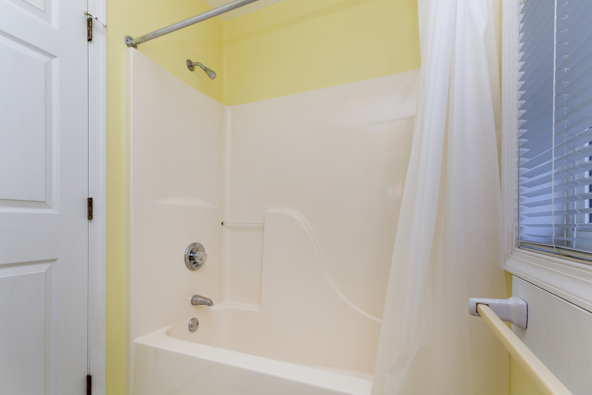 Tub/Shower Combo in Full Bath 3.