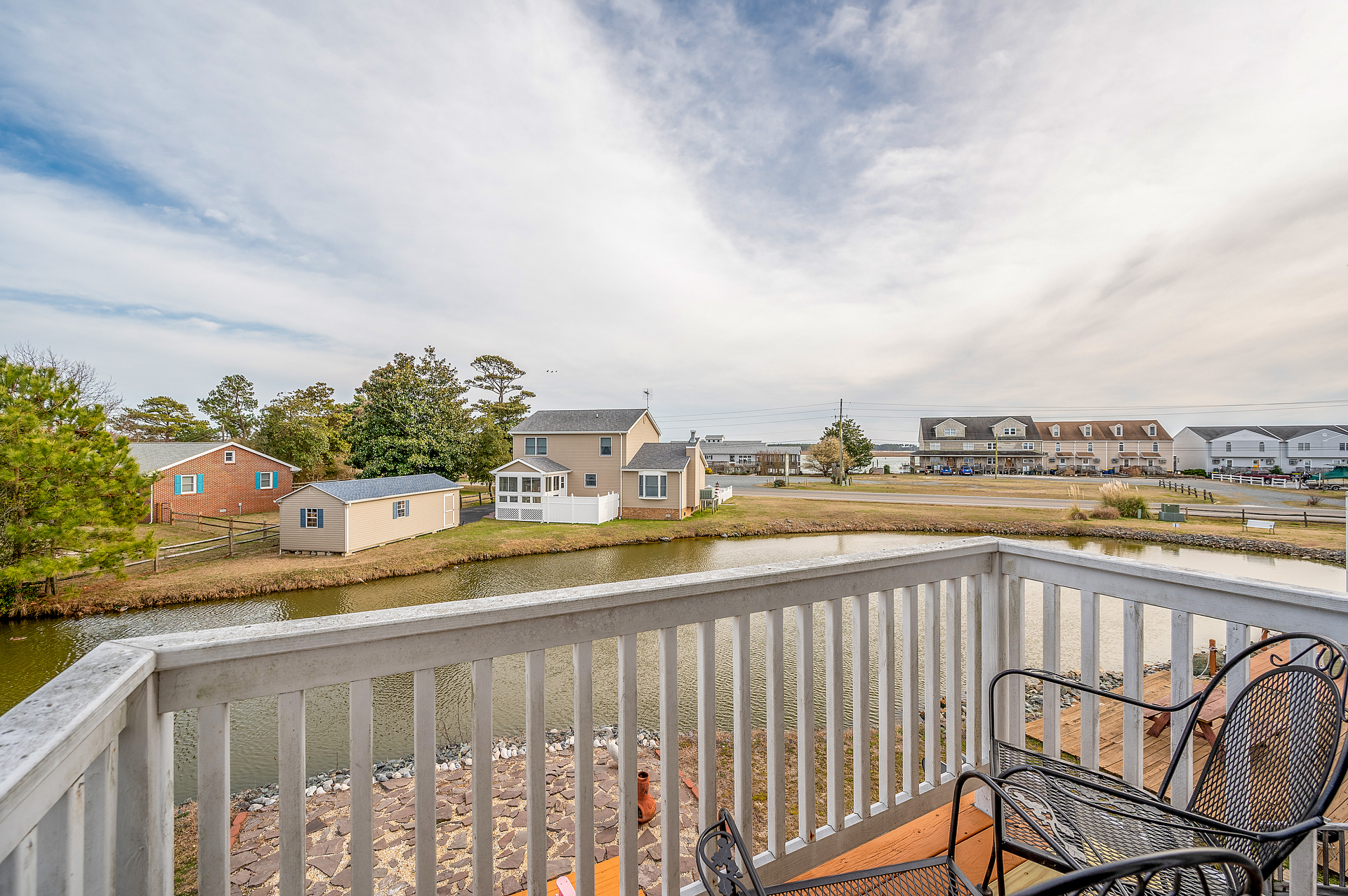 Spectacular Views of the Pond and Bay!