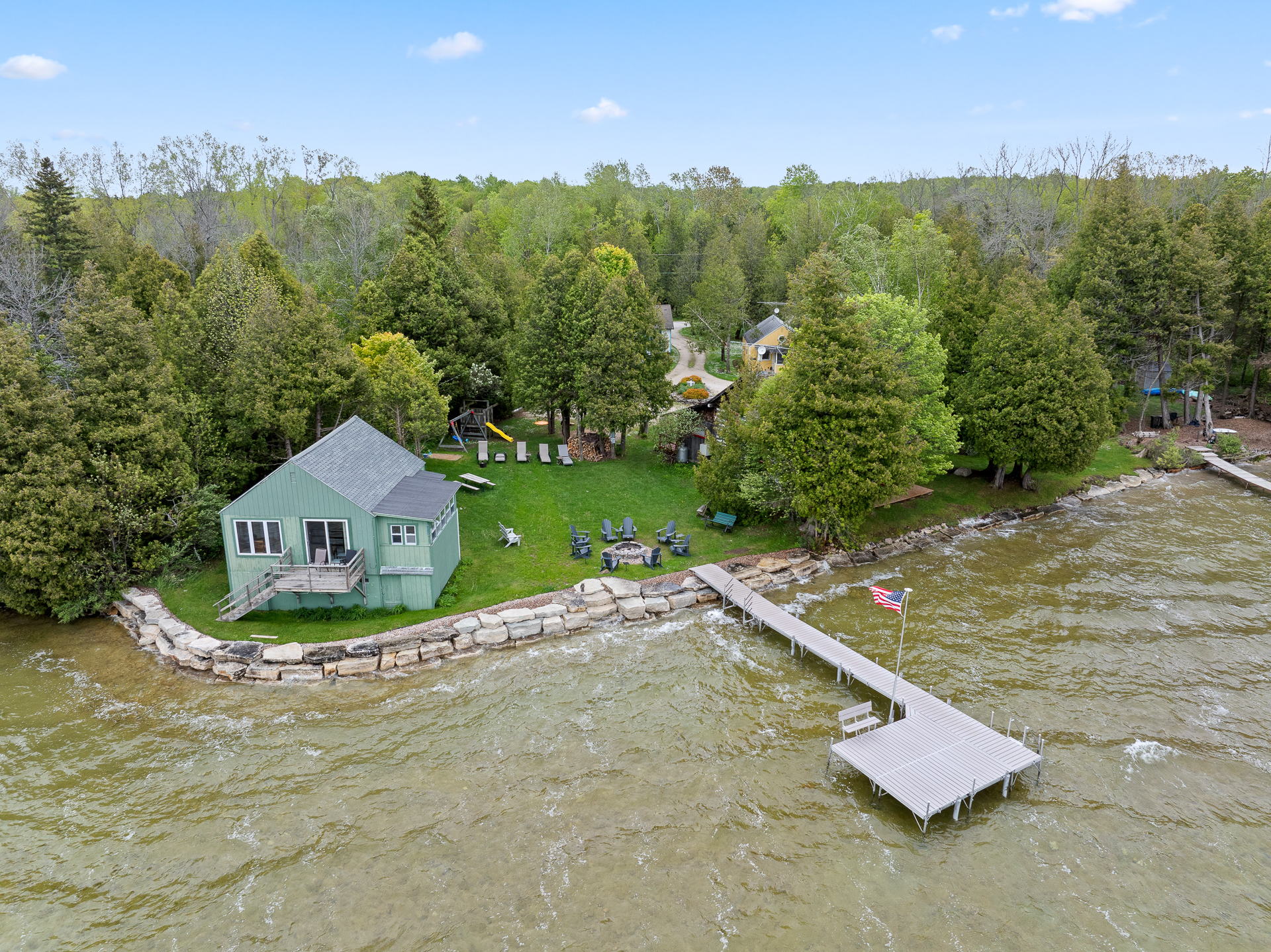 Sunset Shores - Water's Edge Cottage #2 Photo