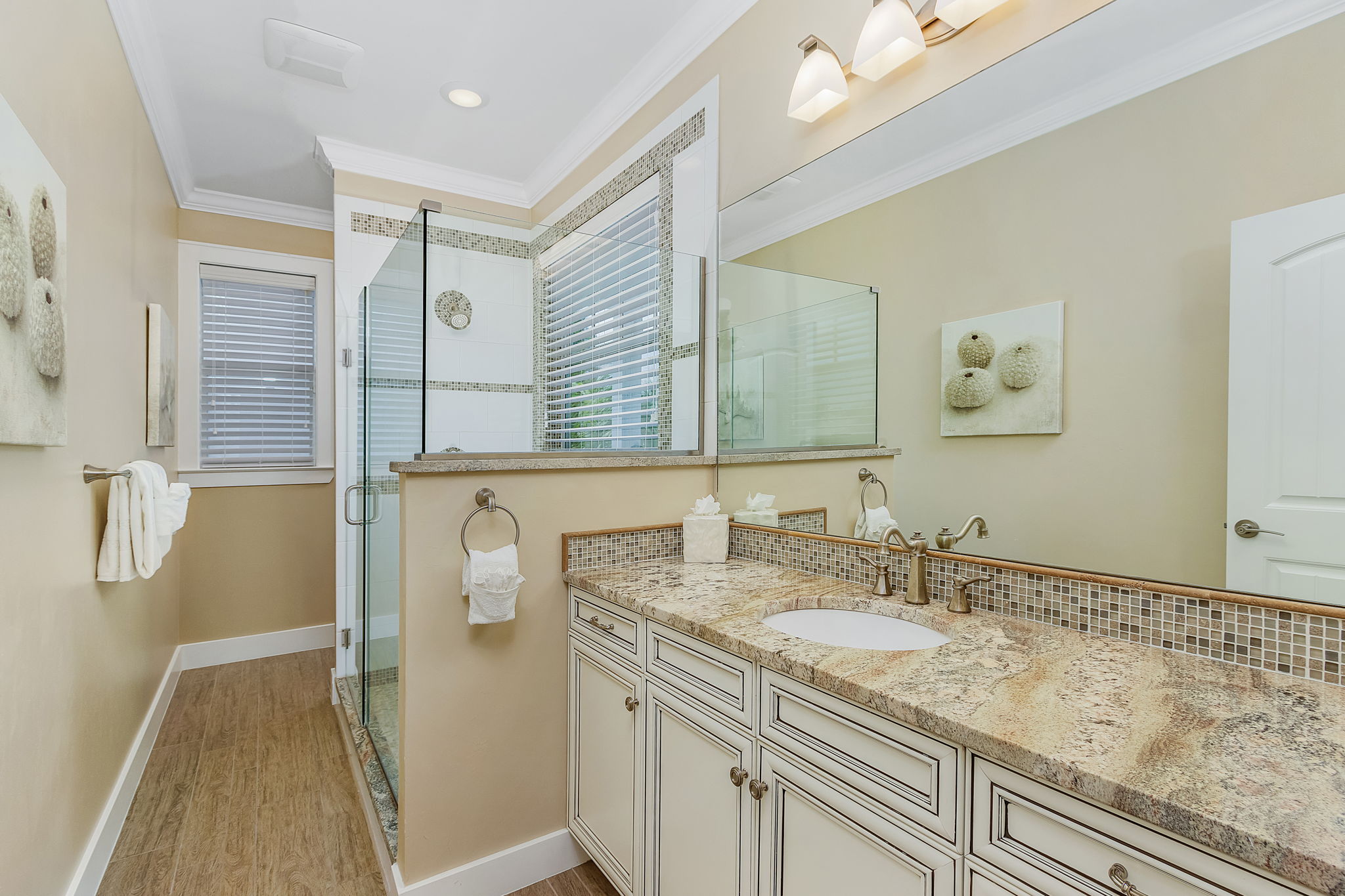 2nd Fl King Bdrm ensuite bath