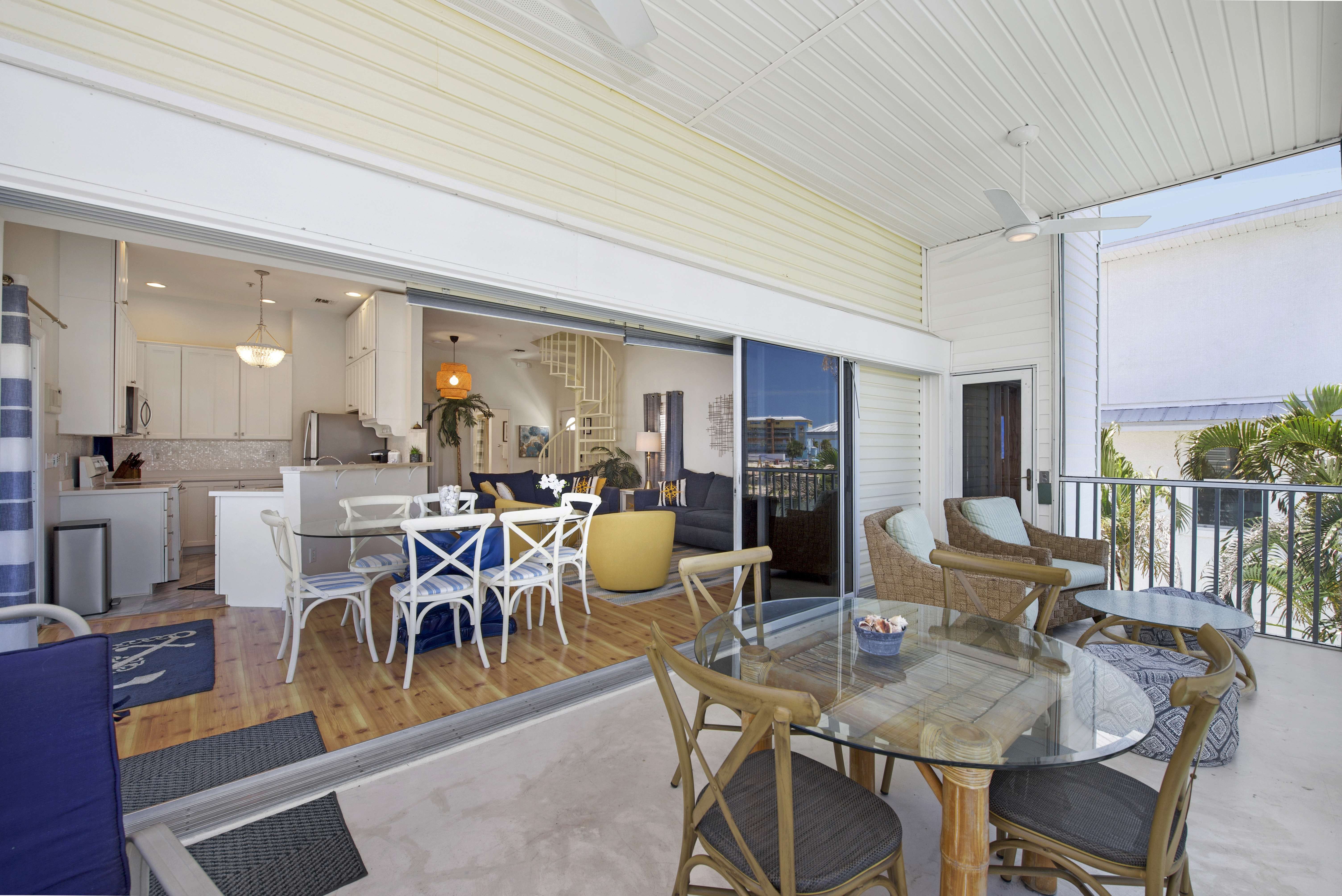 Dining on Screened Lanai
