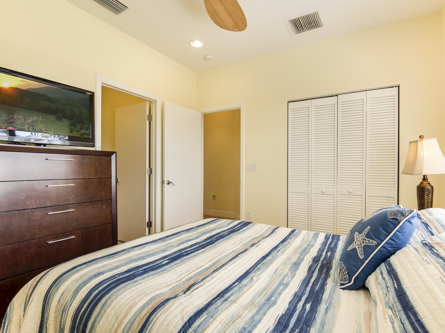 3rd Queen bedroom top floor