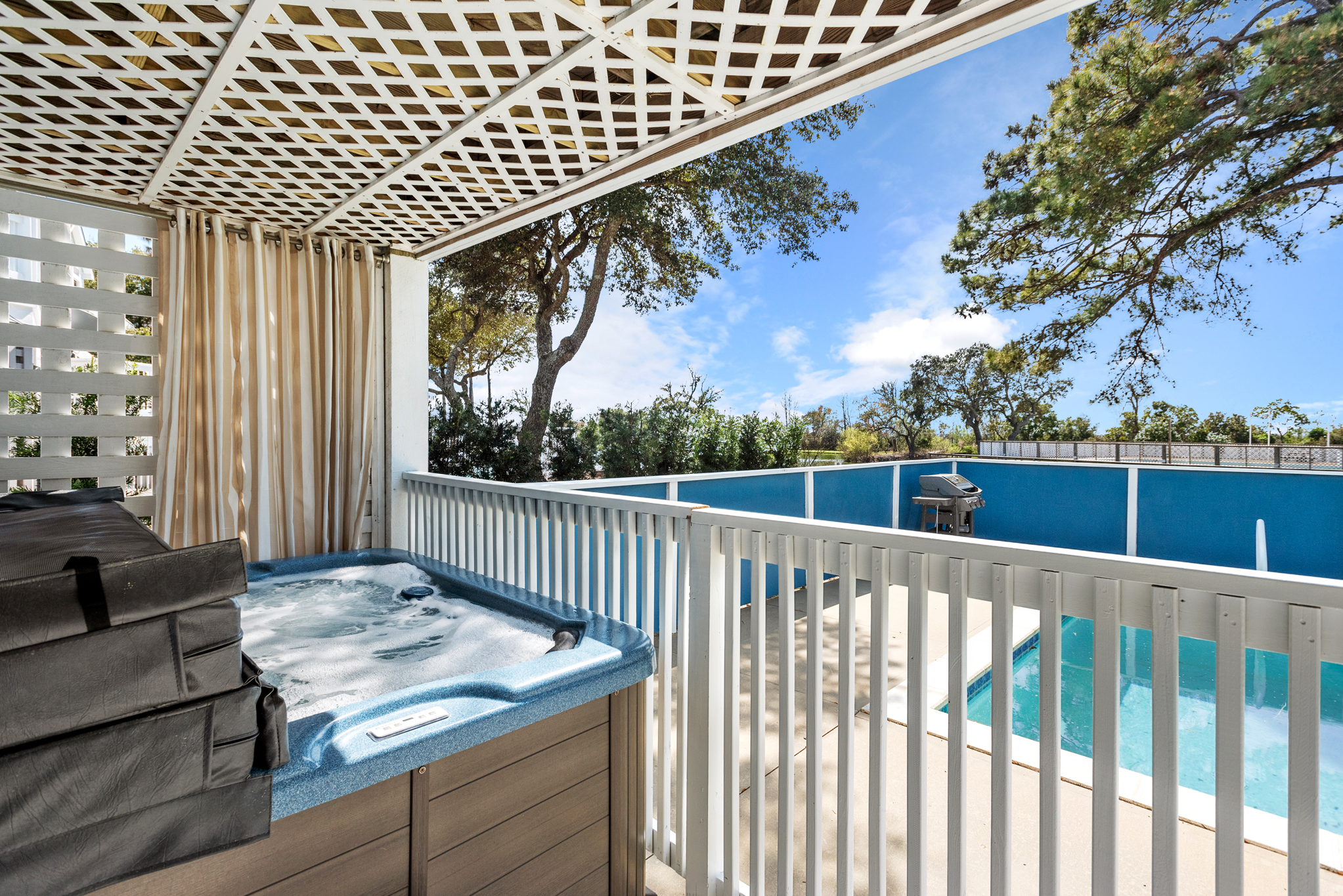 CL550: Sea-Sound Blessing | Bottom Level Patio w/ Hot Tub