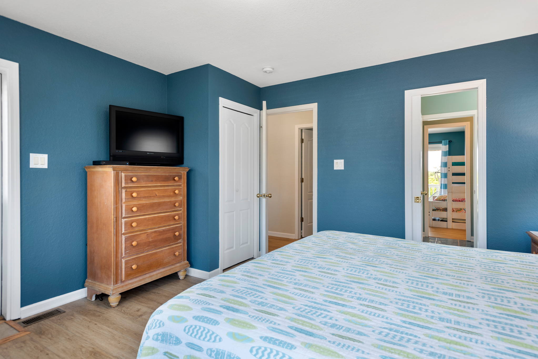 M045: Living On Beach Time | Mid Level Bedroom 7