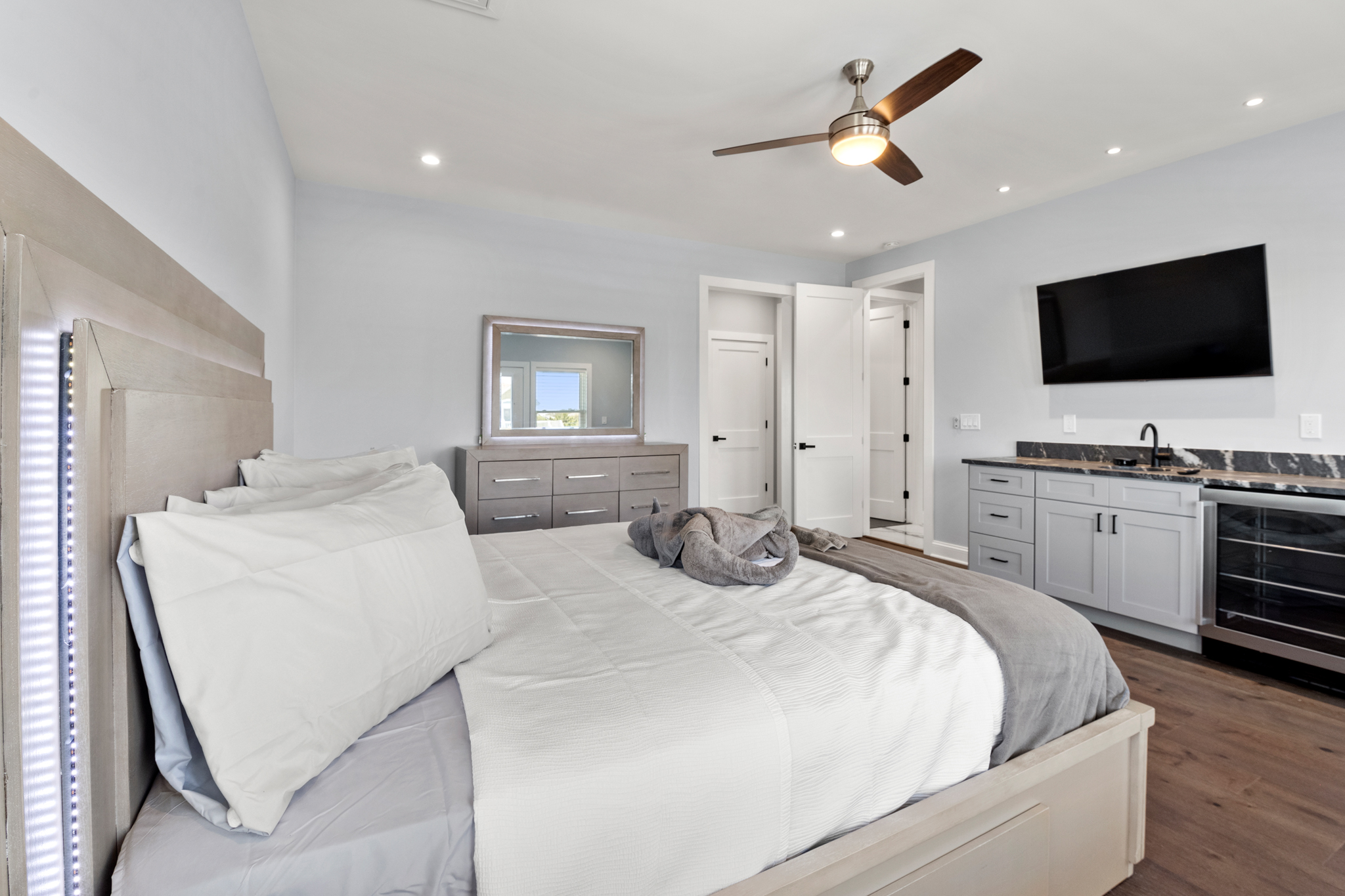 WH786: The OBX One | Top Level Bedroom 11