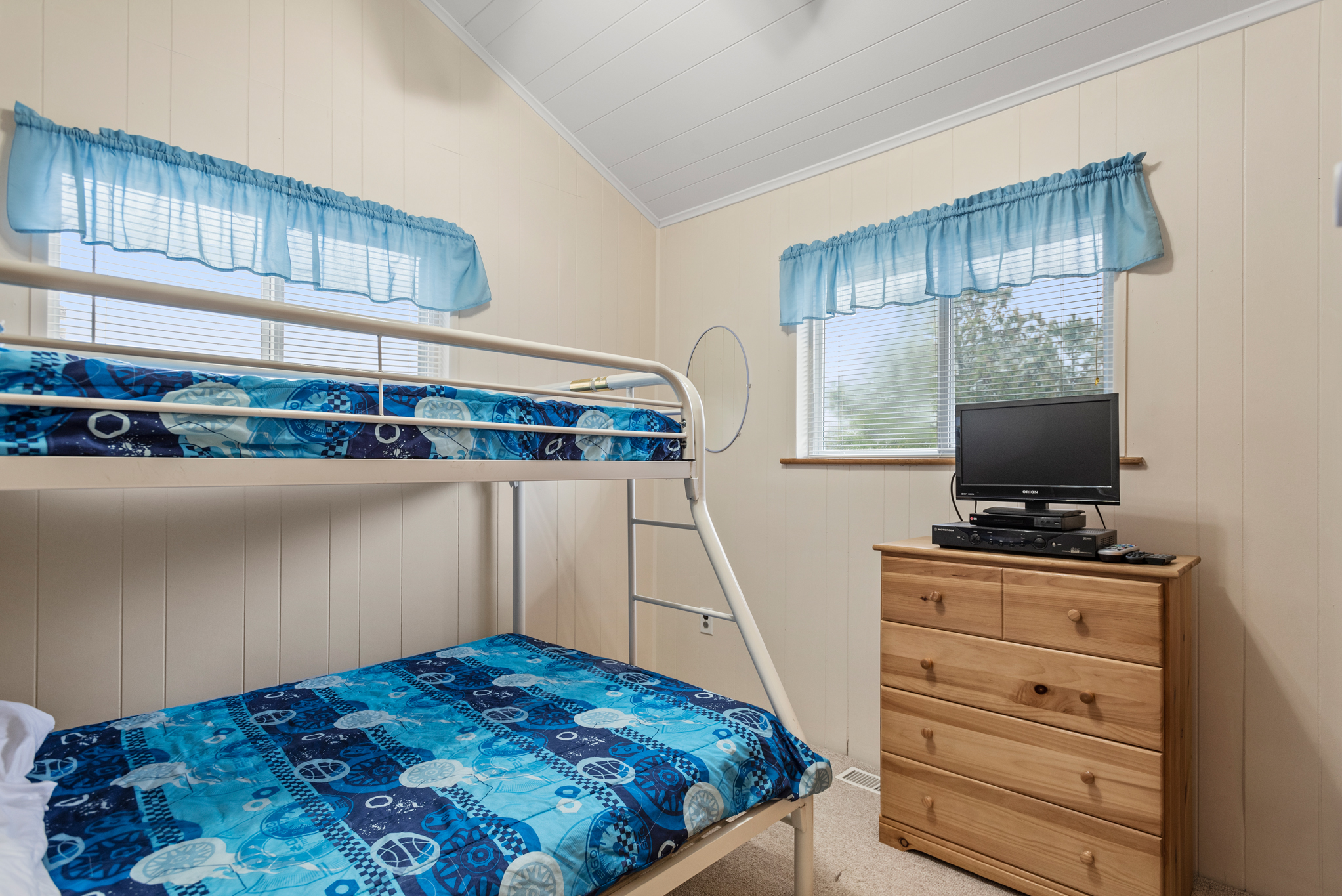 OSJ15: Sun Hut l Mid Level Bedroom 3