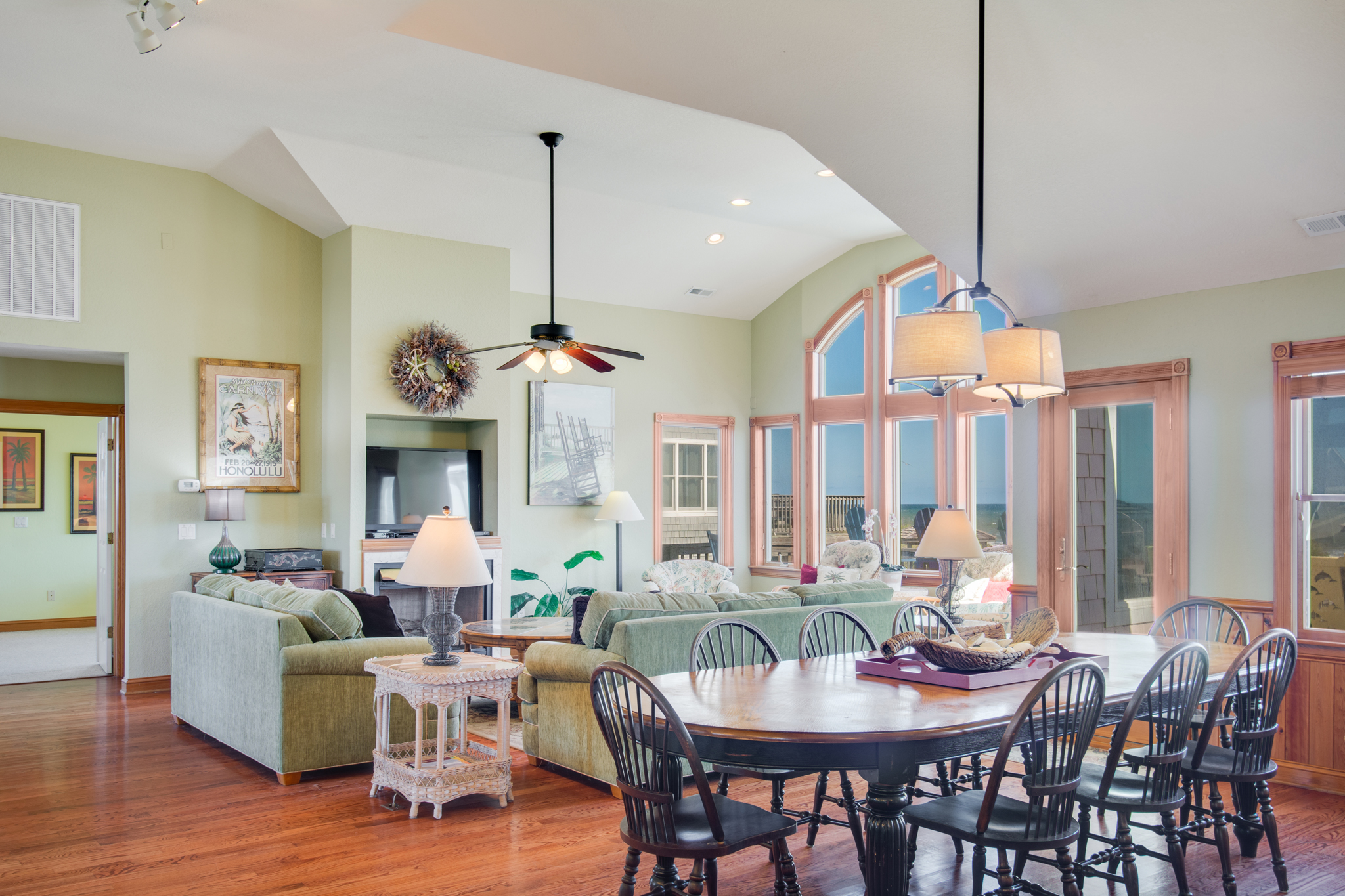 DE08: Shore Beats Work | Top Level Dining to Living