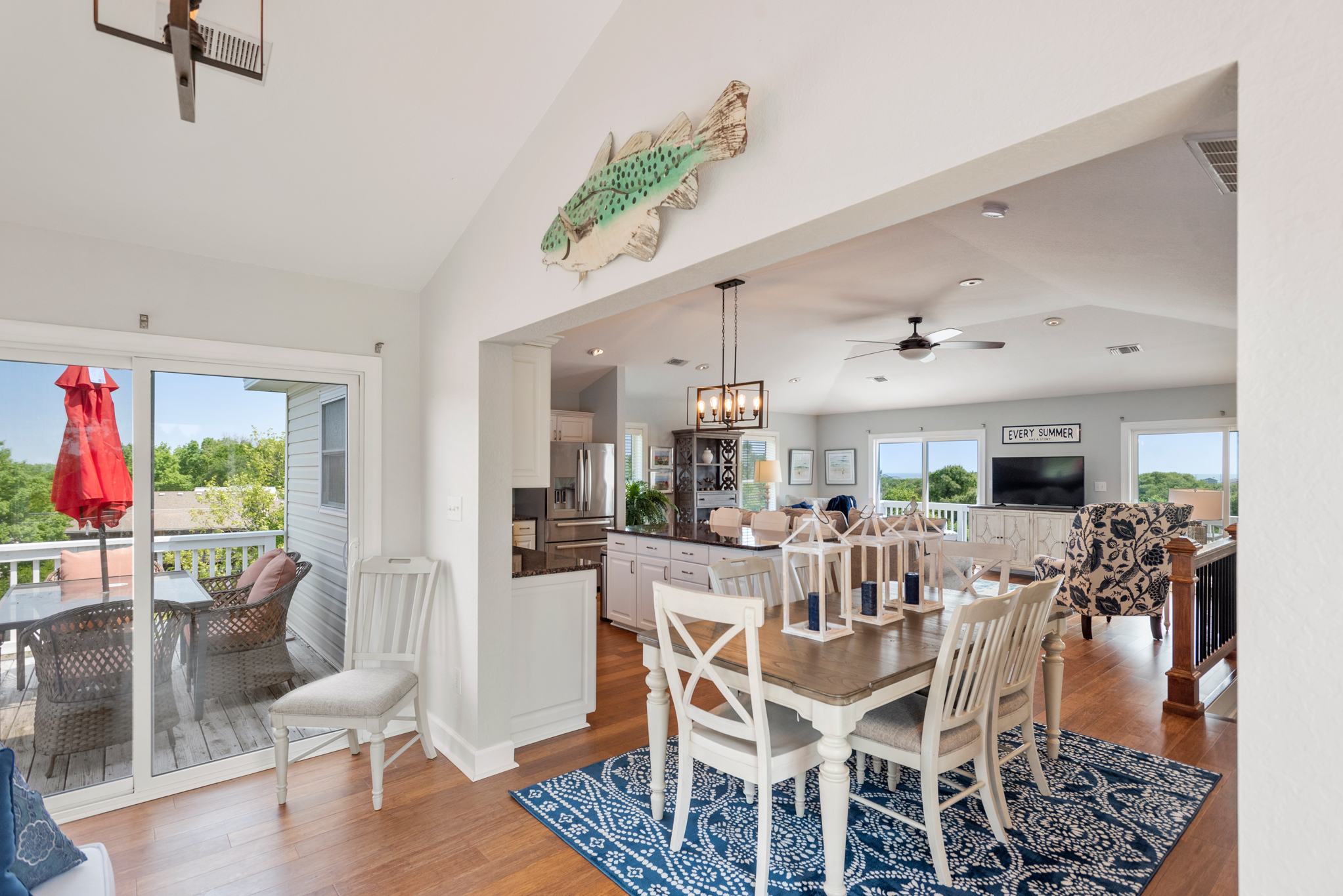 KH9527: Top Level Dining Area and Sunroom