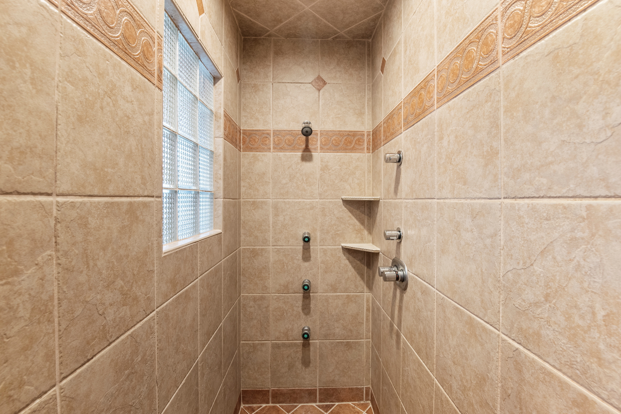 KH1414-Mariposa-TL-BR6-Bath-v3