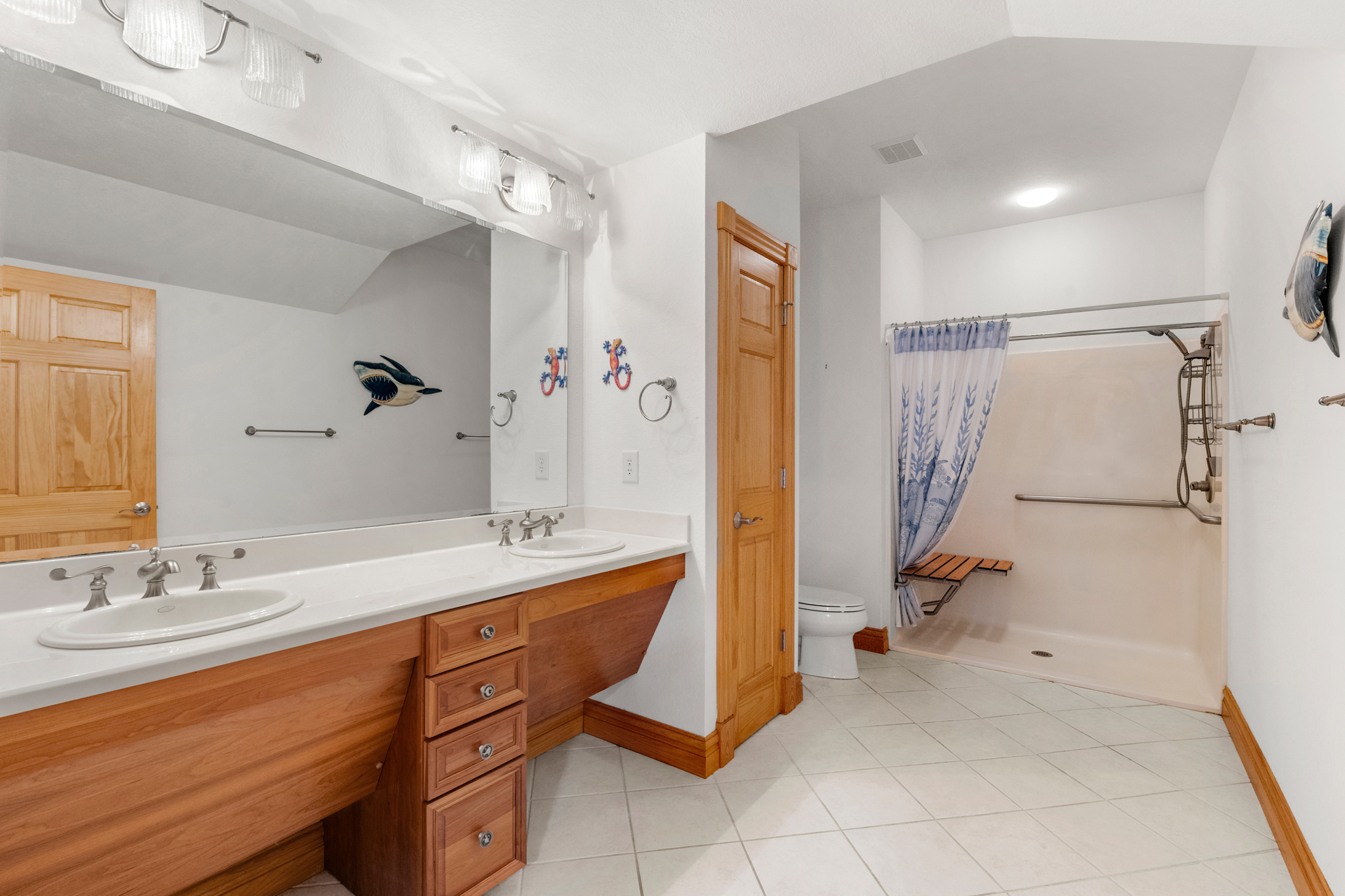 CC328: Wellfleet | Bottom Level Bedroom 1 Private Bath